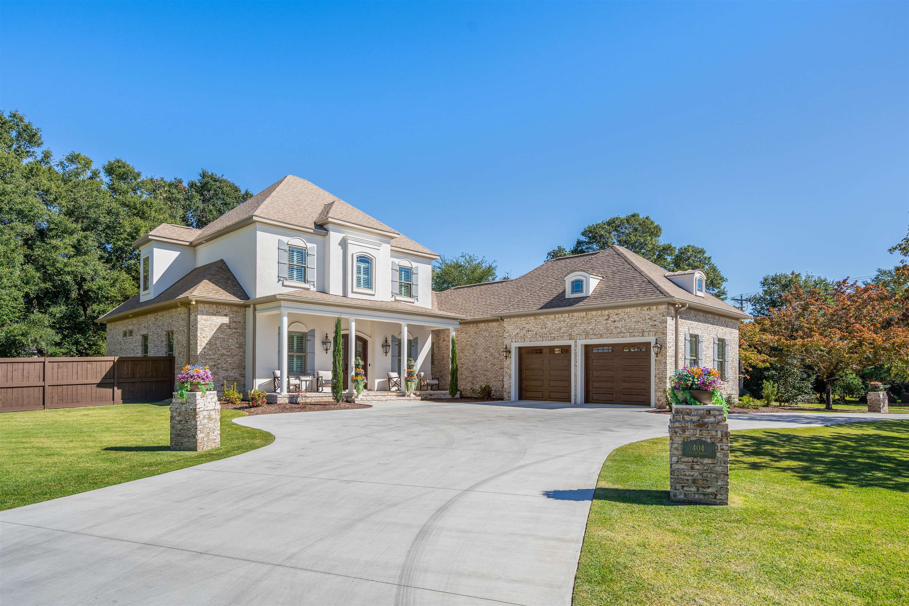 404 Club Dr. Property Photo 2