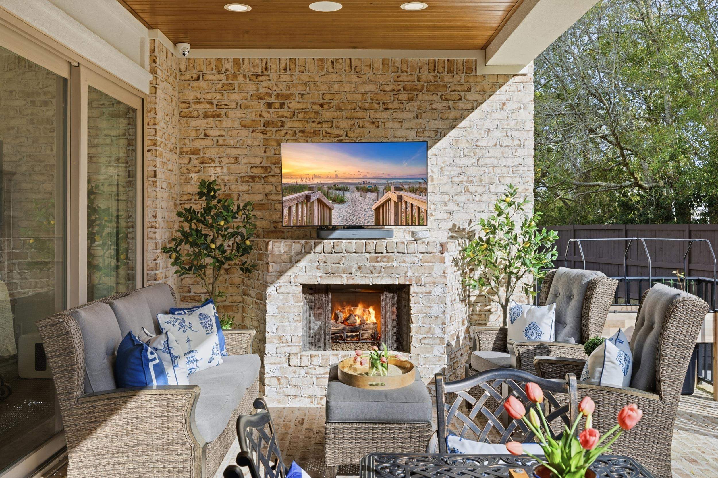 404 Club Dr. Property Photo 22