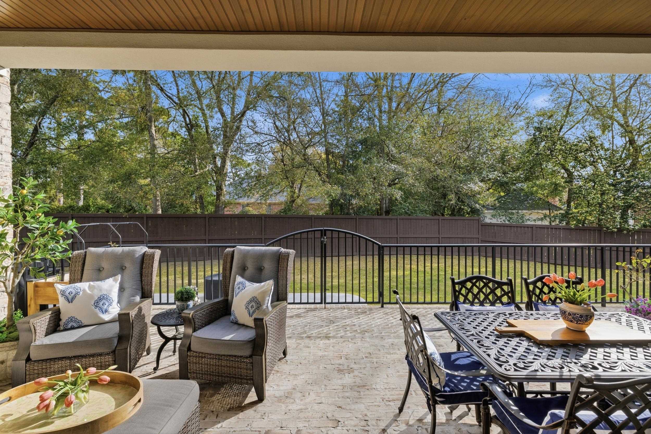 404 Club Dr. Property Photo 24