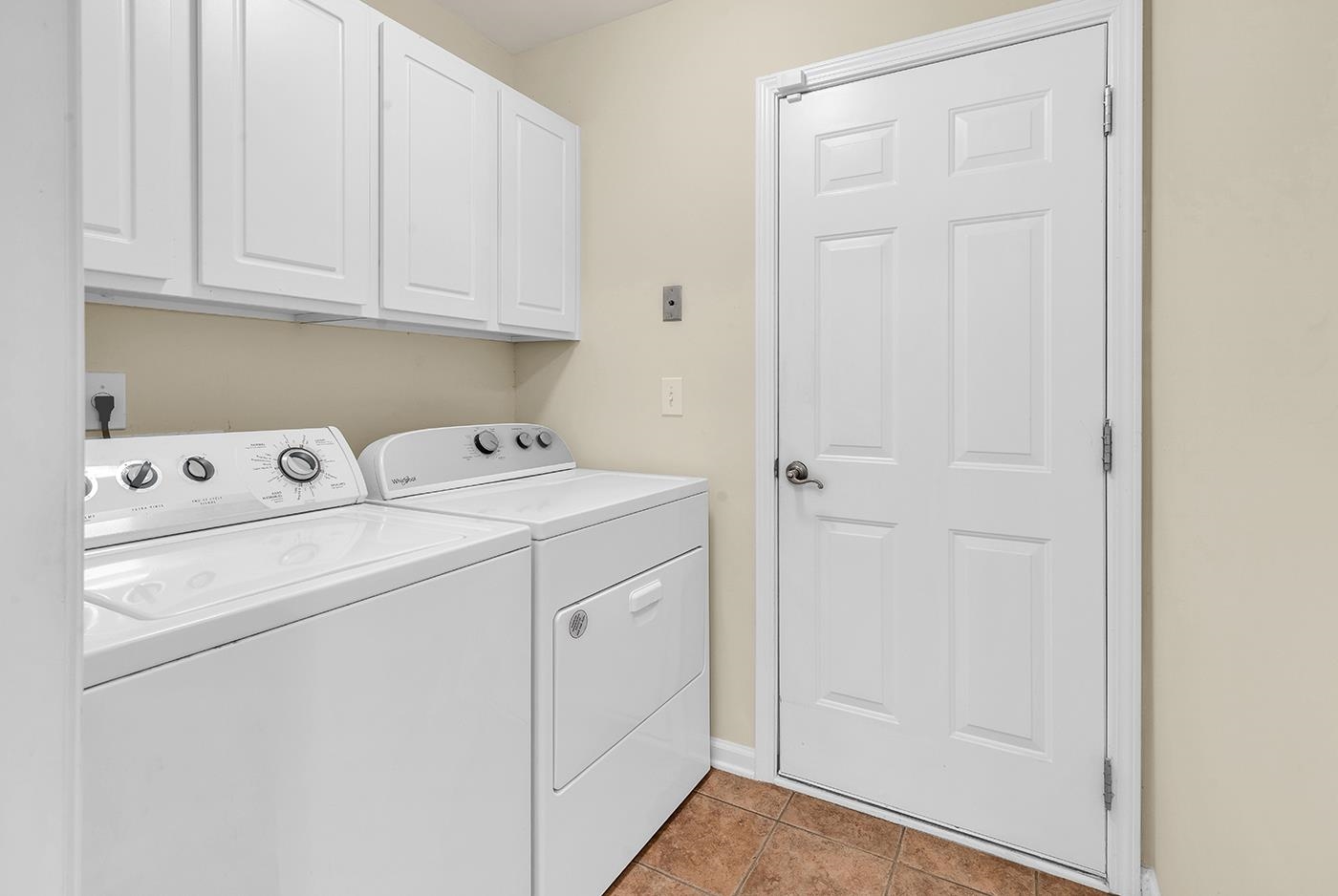 891 Helms Way Property Photo 4