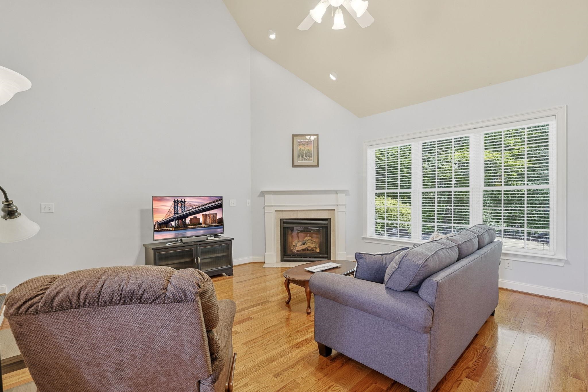 899 Shaftesbury Ln. Property Photo 4