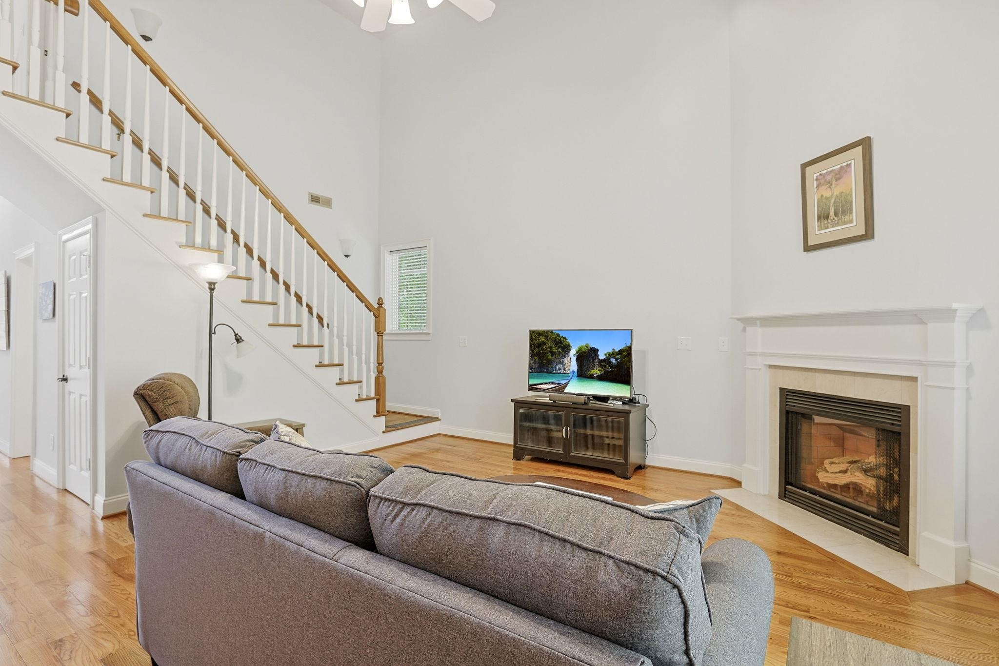 899 Shaftesbury Ln. Property Photo 6