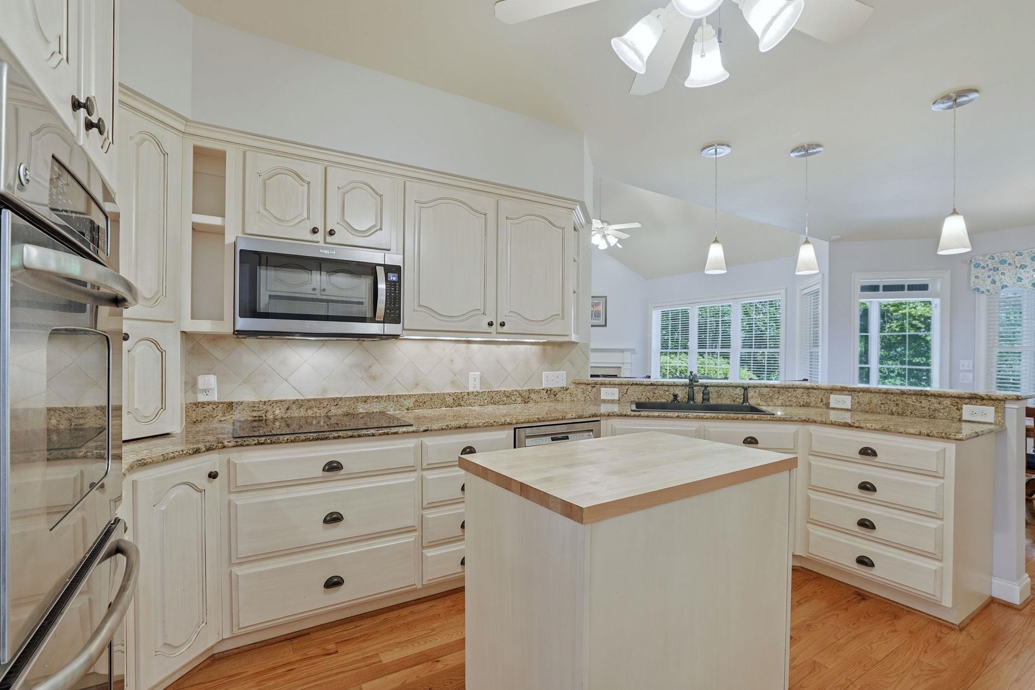 899 Shaftesbury Ln. Property Photo 13