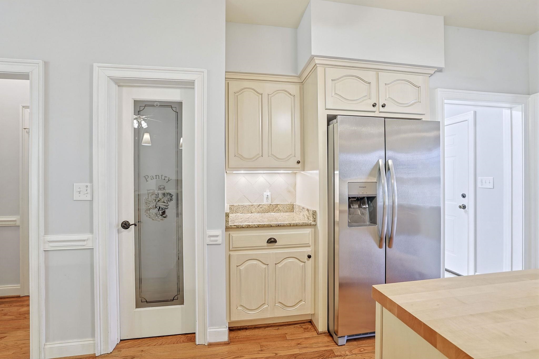 899 Shaftesbury Ln. Property Photo 15