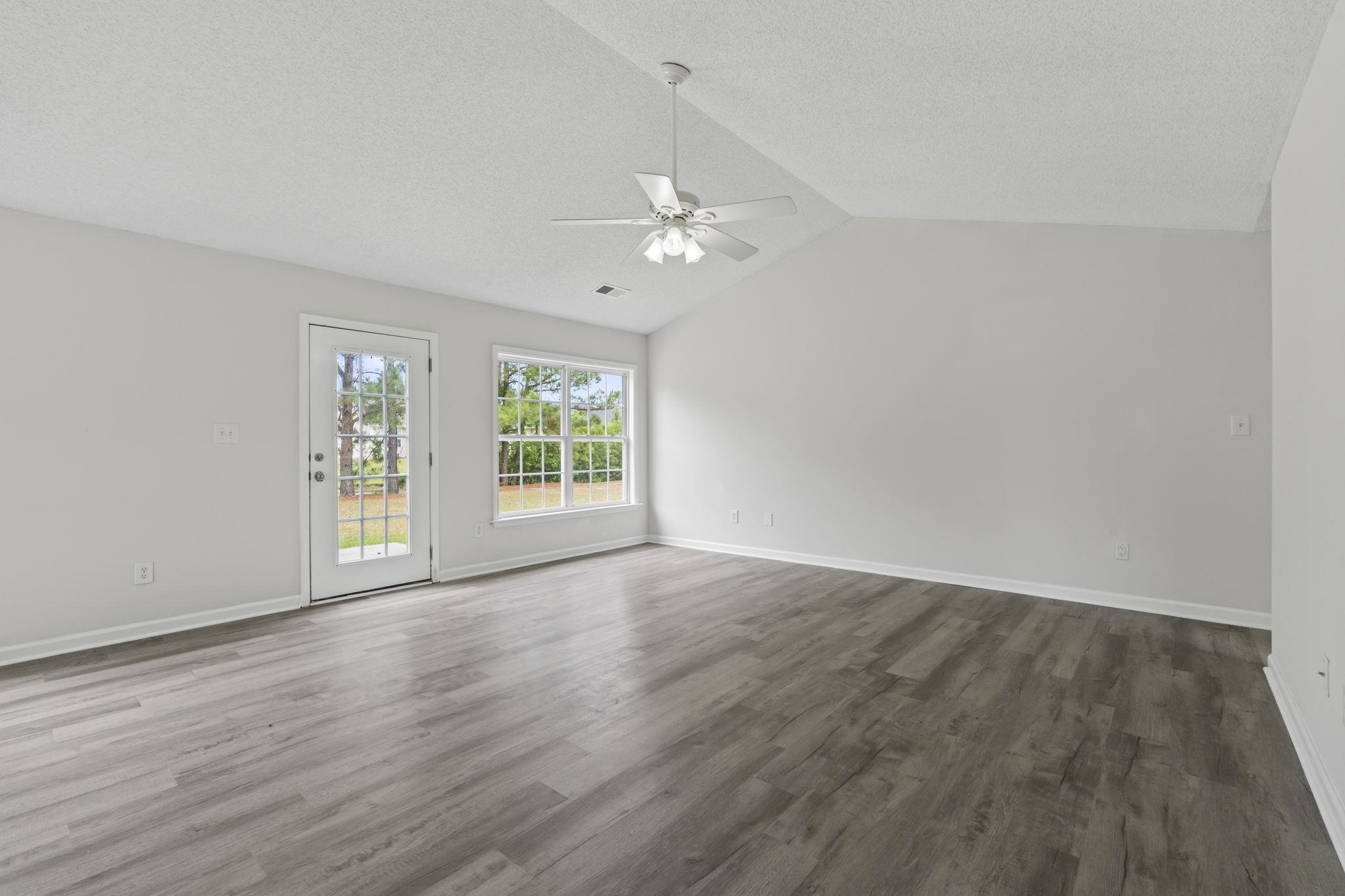 957 Bellflower Dr. Property Photo 2
