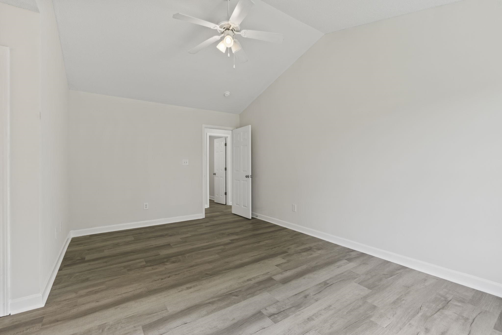 957 Bellflower Dr. Property Photo 4