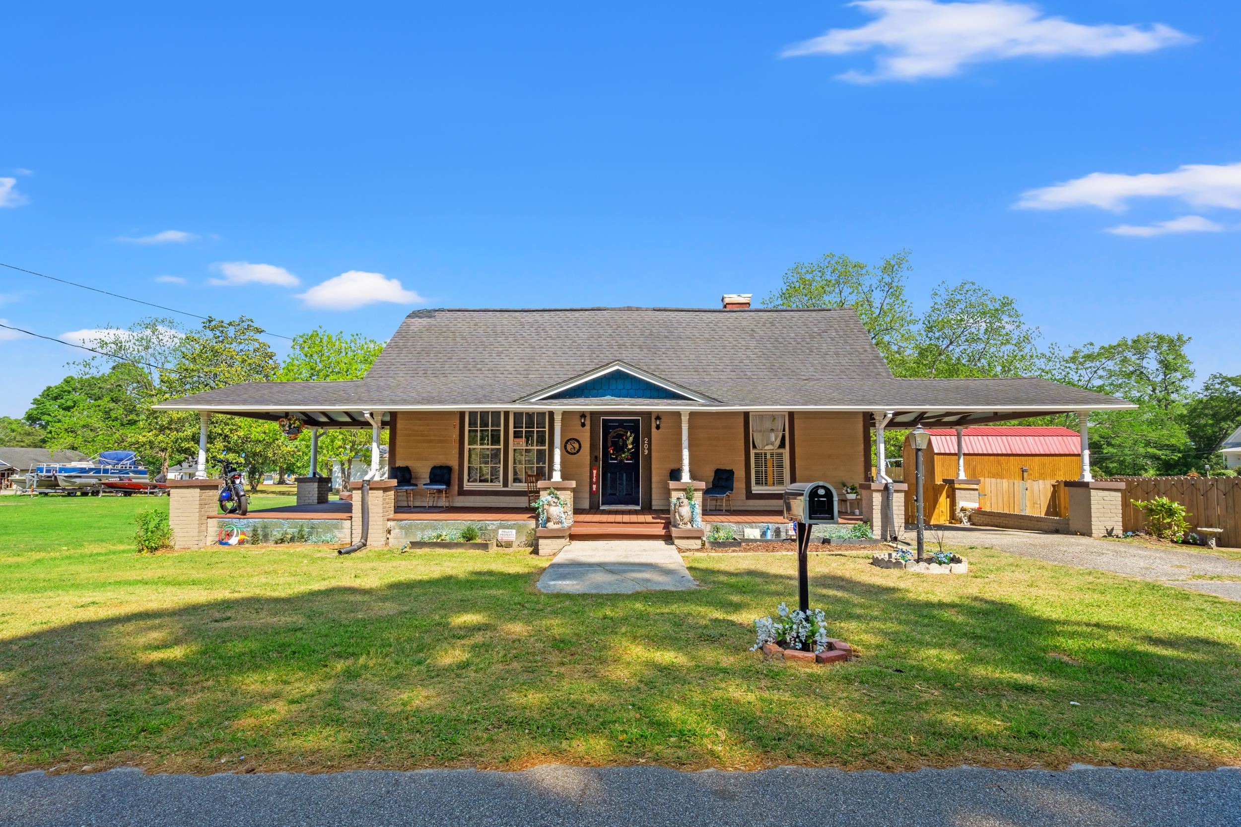209 S Walnut St. Property Photo 1