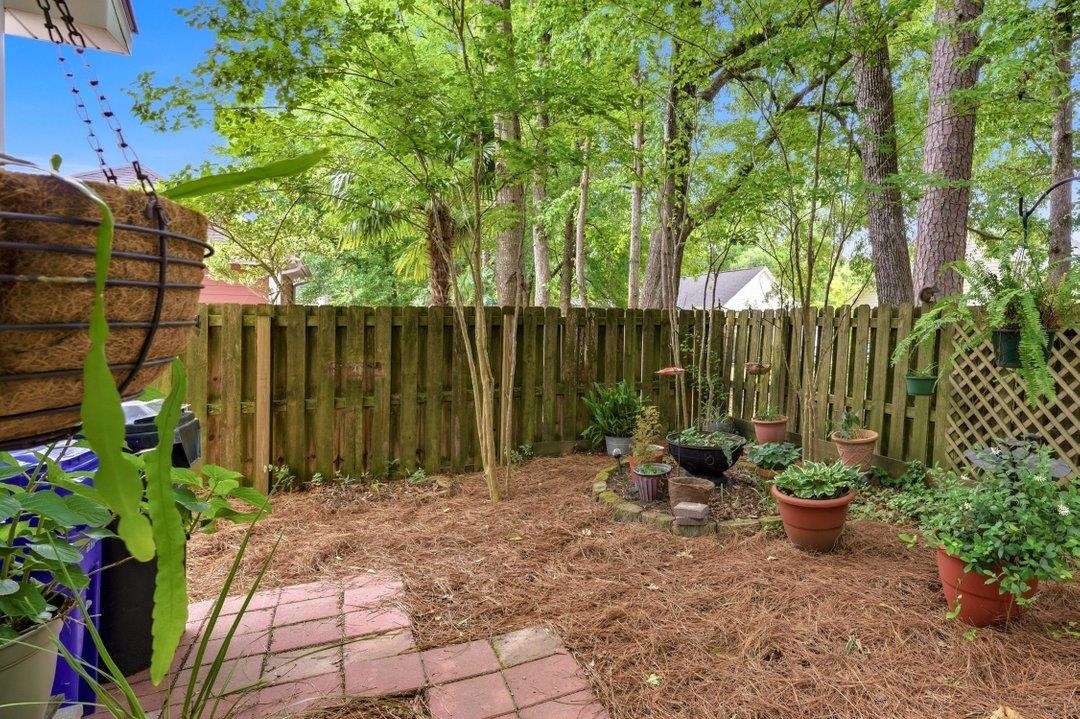 208 Greenwich Dr. Property Photo 22