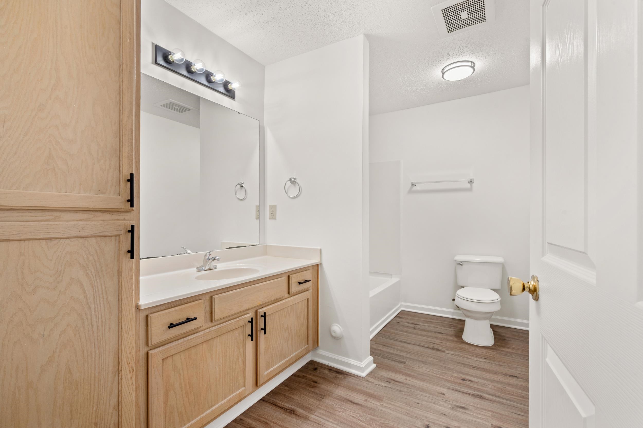 4247 Villas Dr. Property Photo 10