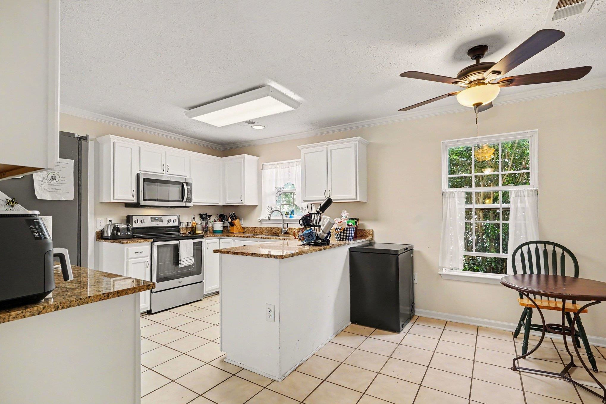2033 Chadbury Ln. Property Photo 8