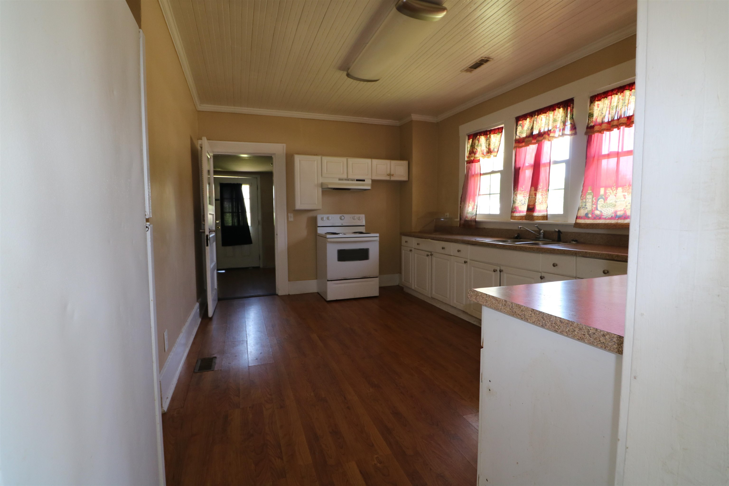 302 S Main St. Property Photo 7