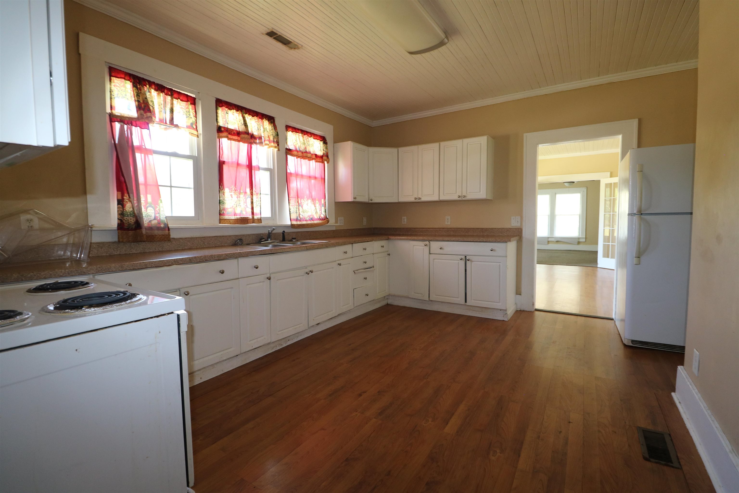 302 S Main St. Property Photo 9