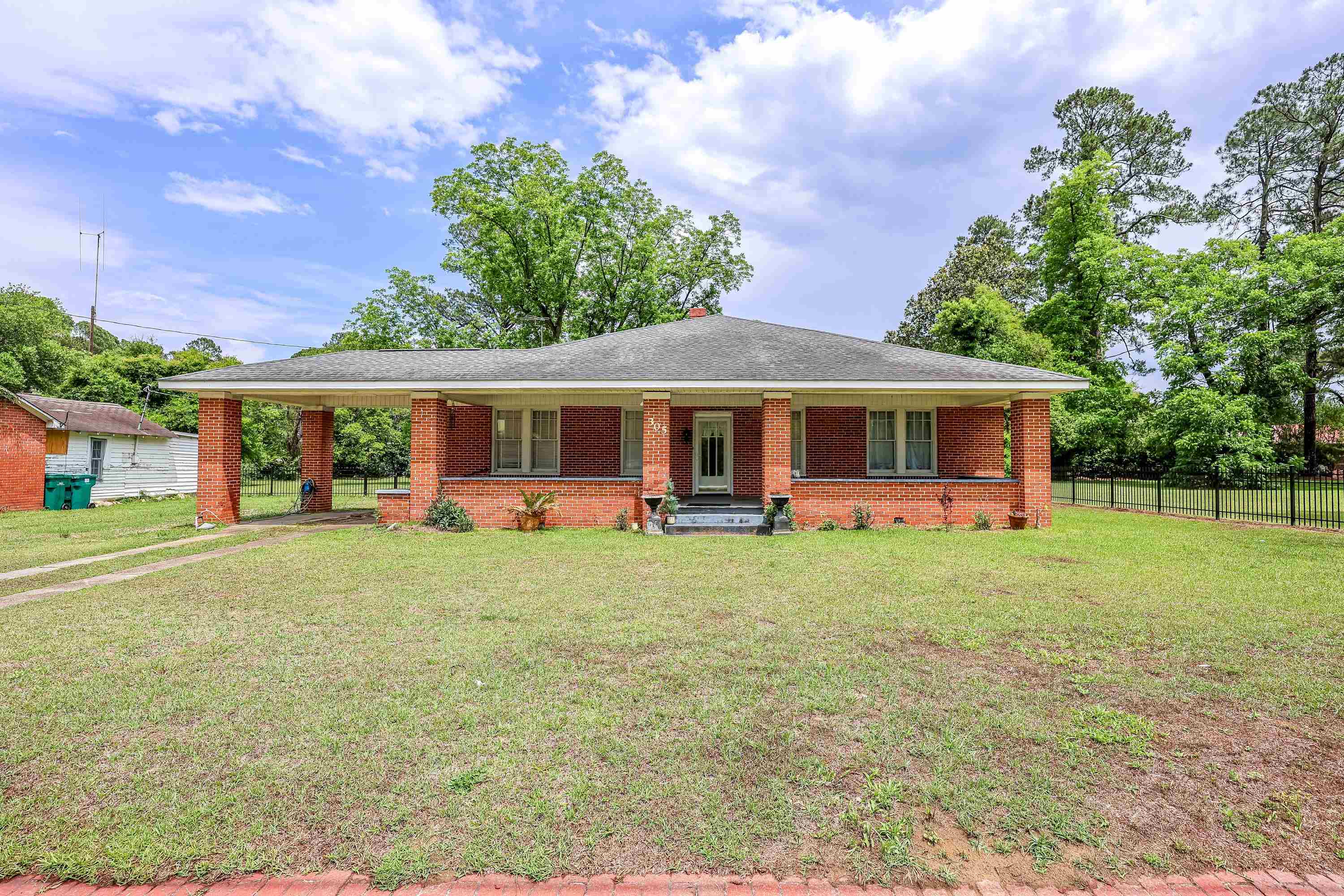 305 N Main St. Property Photo 1