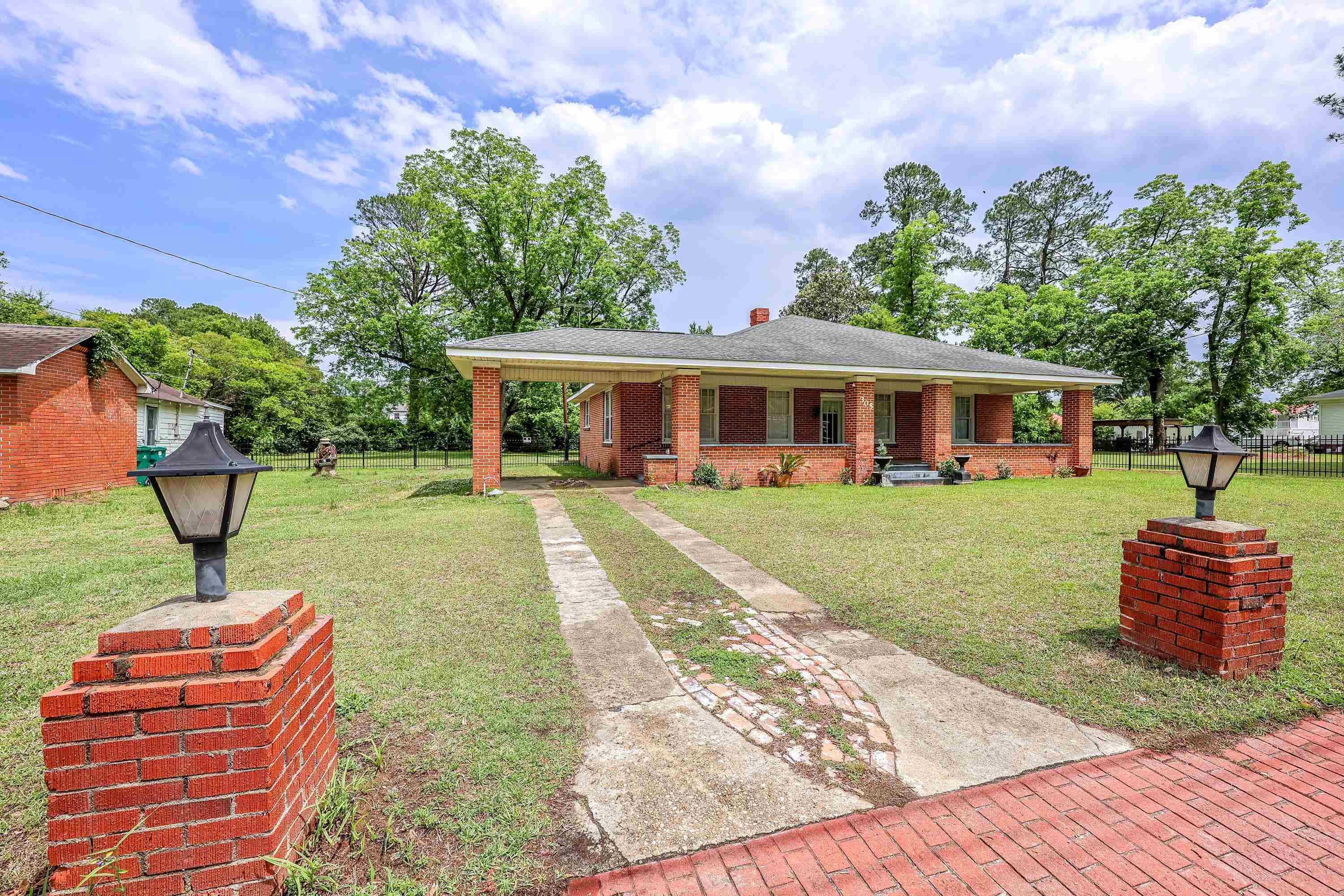 305 N Main St. Property Photo 2