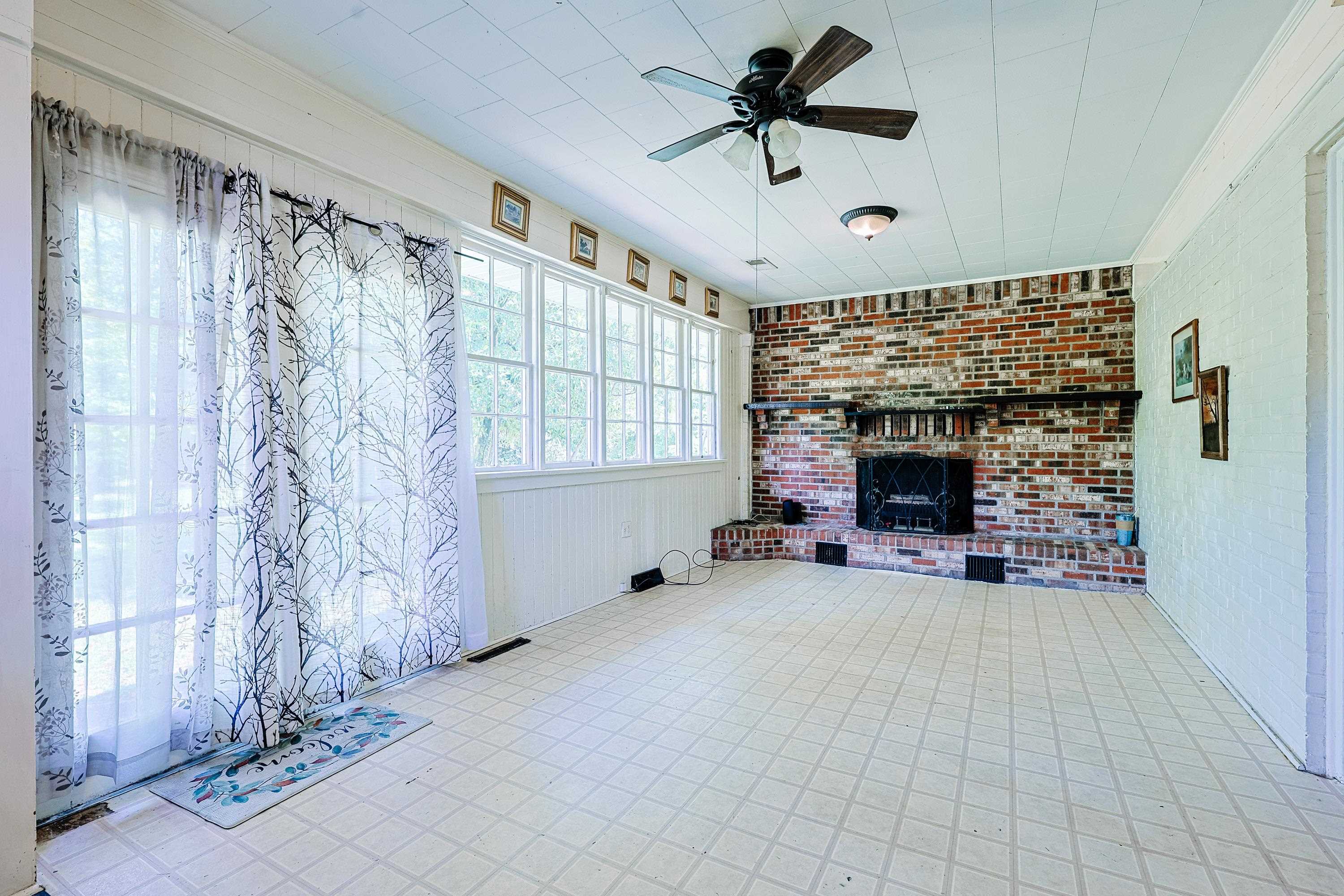 305 N Main St. Property Photo 17