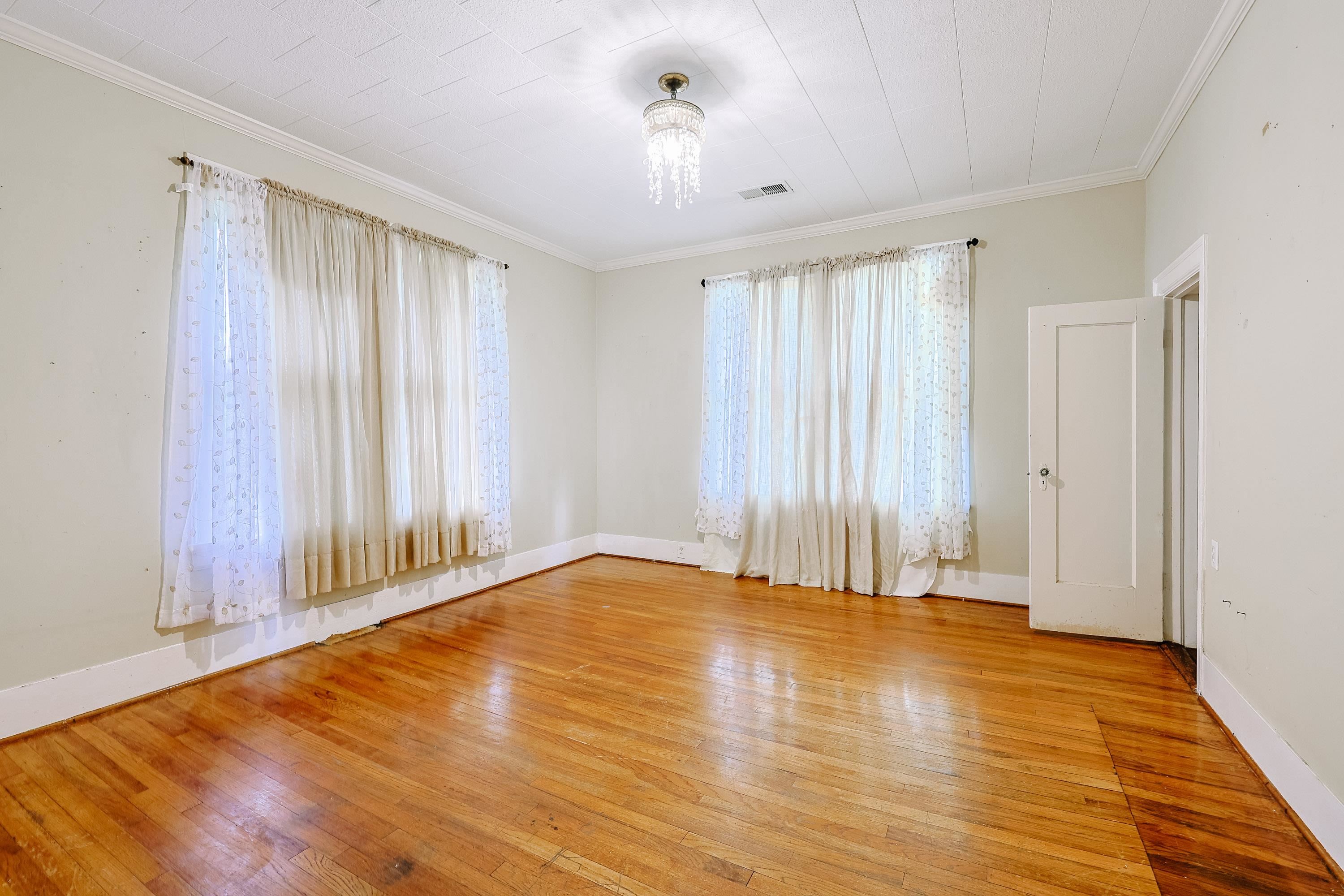 305 N Main St. Property Photo 19