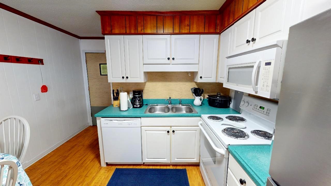 9660 Shore Dr. Property Photo 4