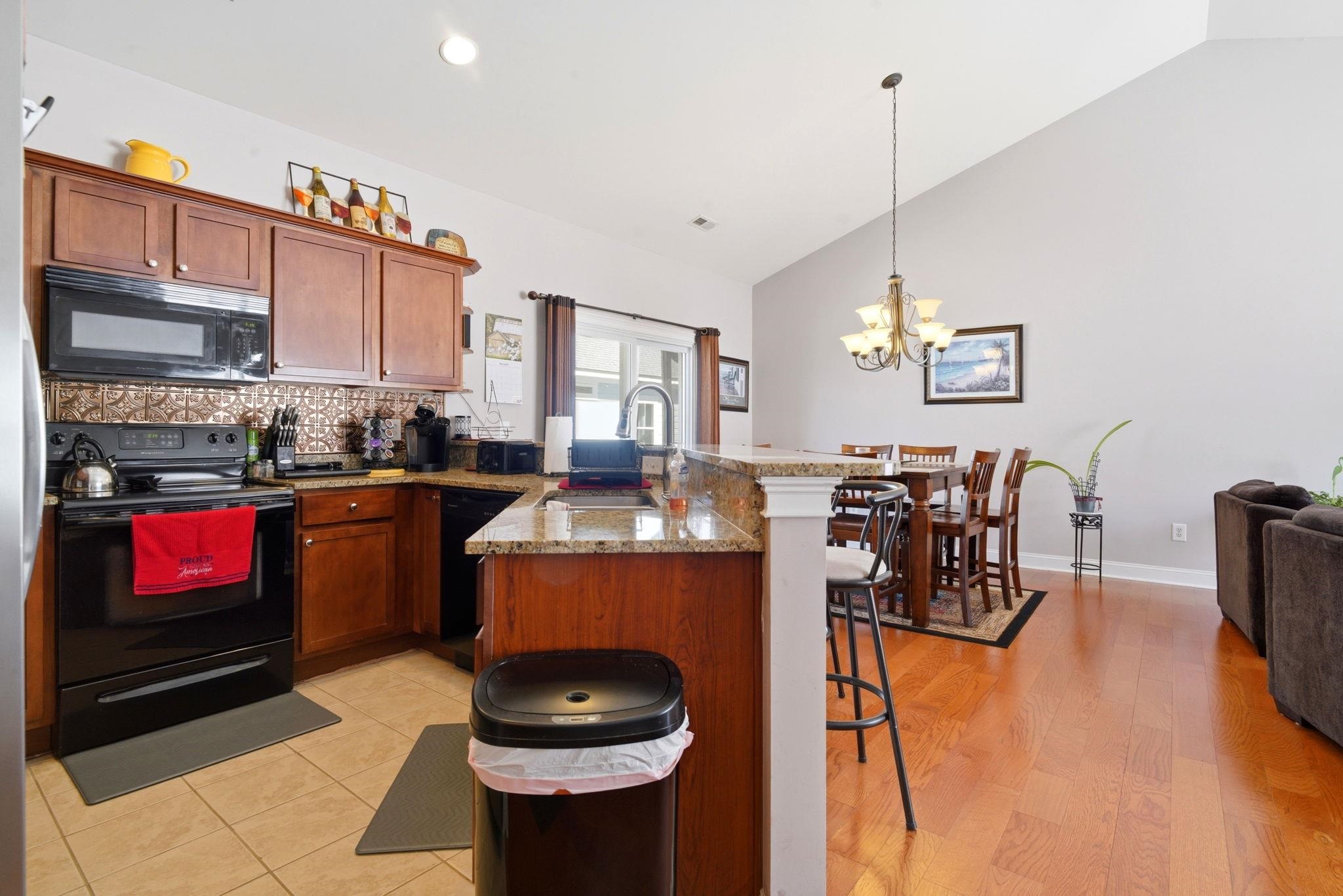 577 Sunnyside Ave. Property Photo 6