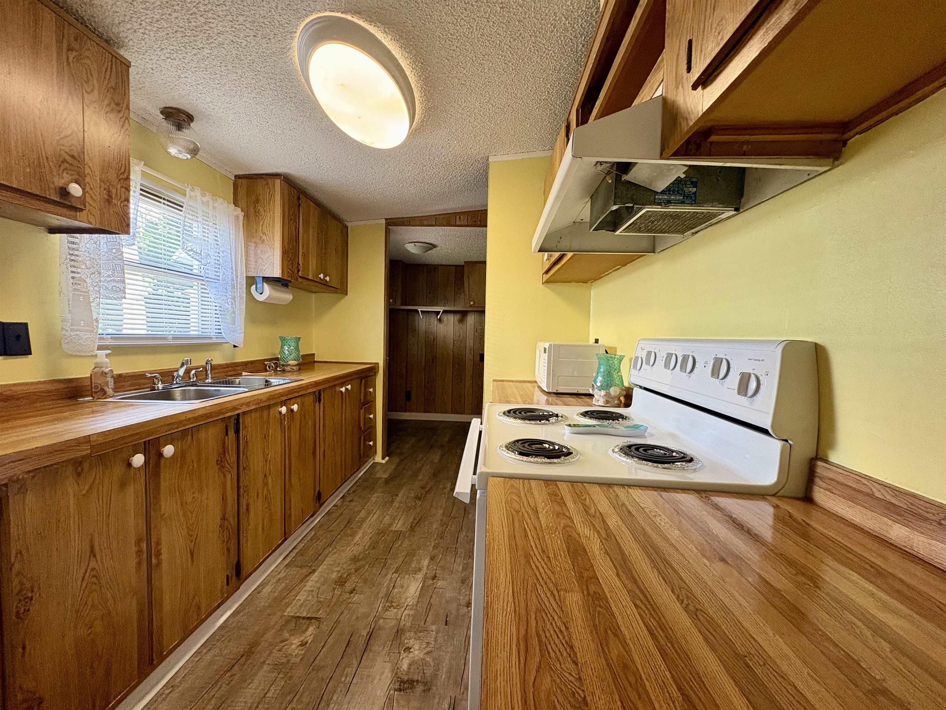 1567 Park Ln. Property Photo 8