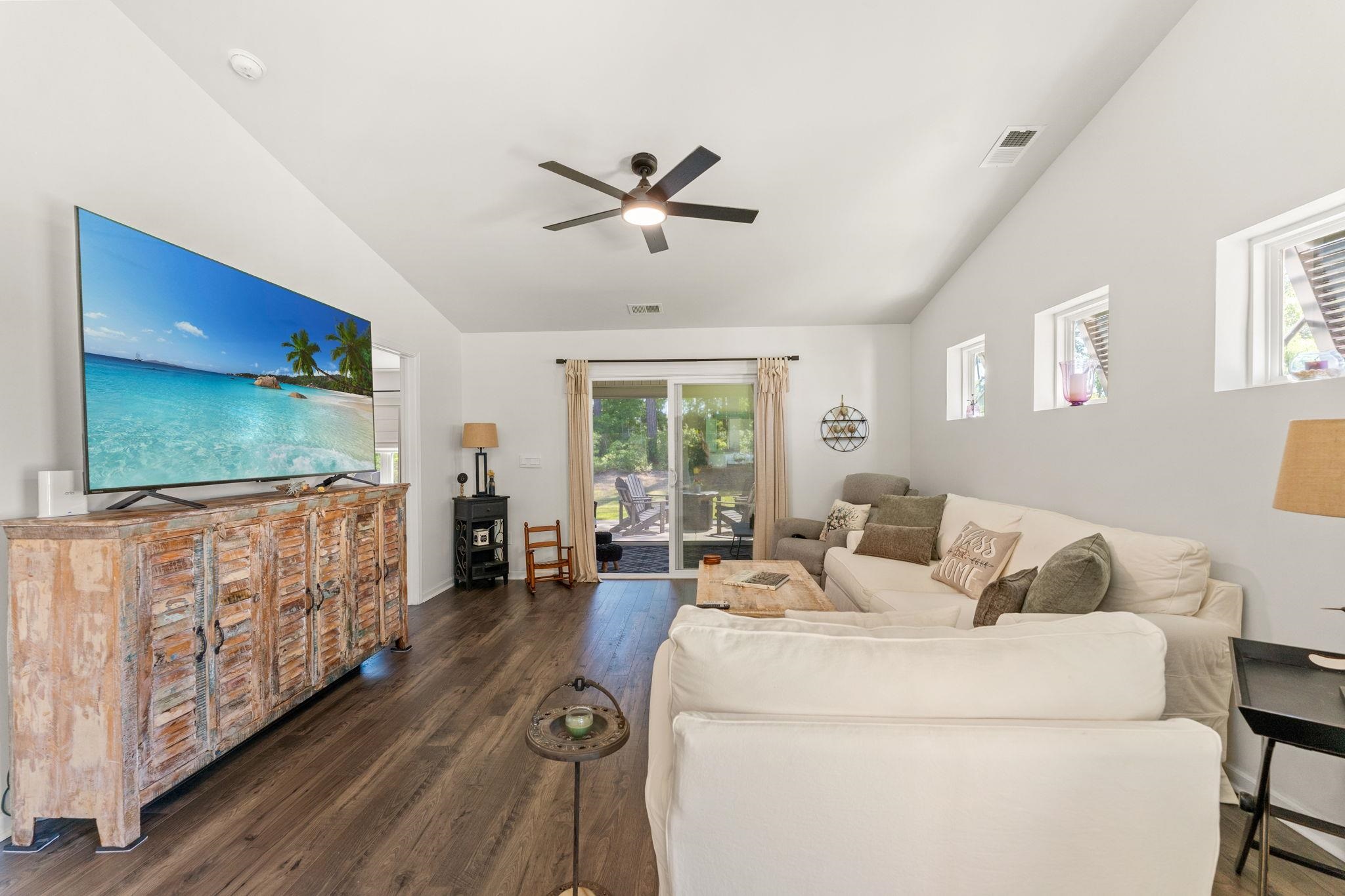 1572 Jardine Loop Property Photo 7