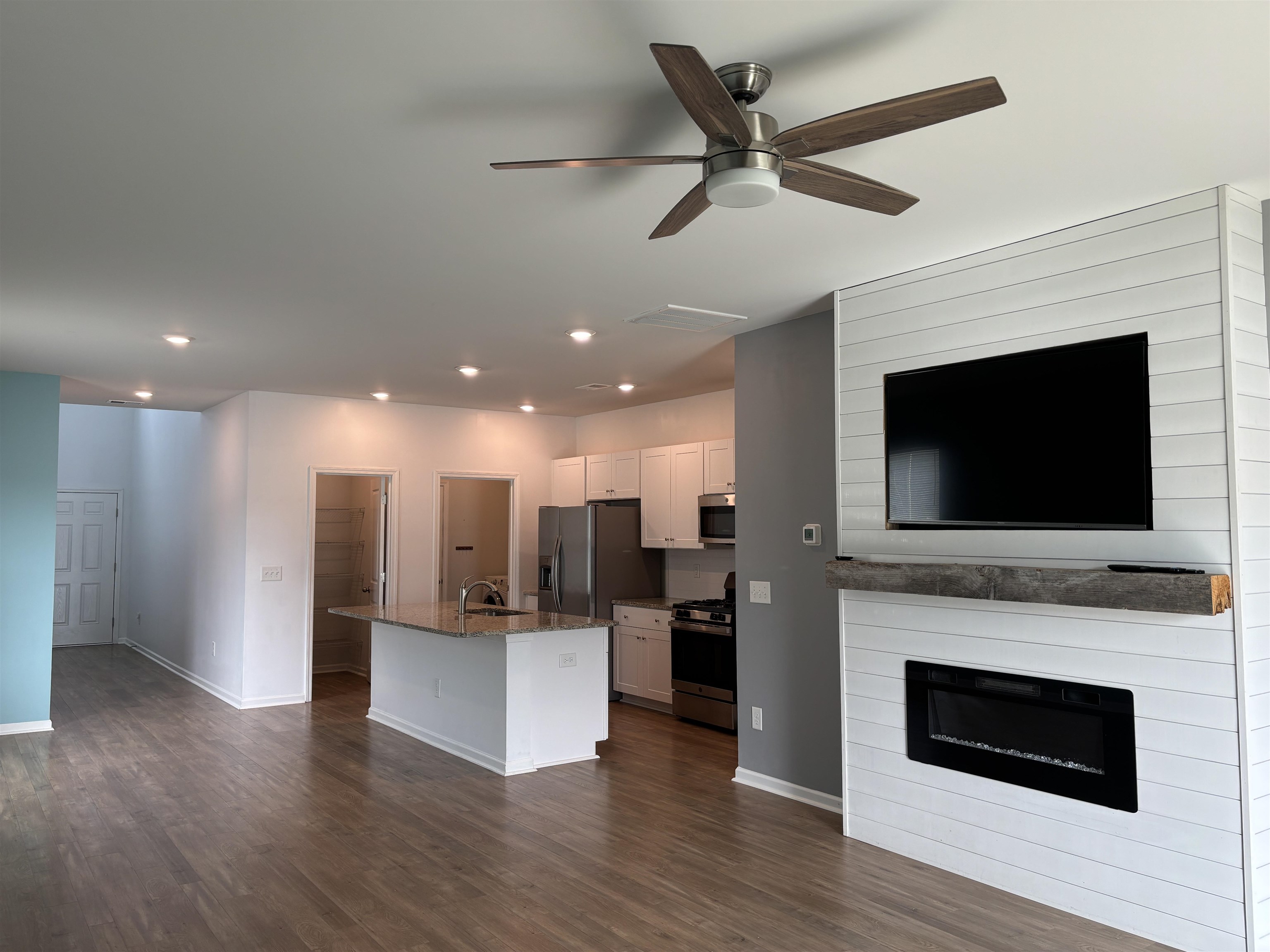 187 S Reindeer Rd. Property Photo 7