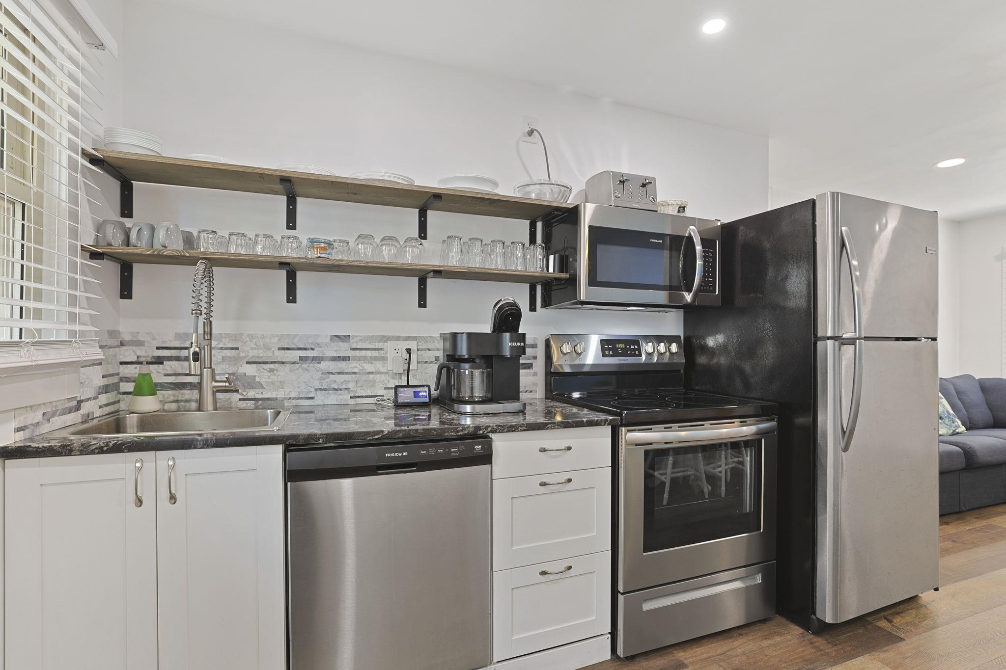 4610 Seaview St. Property Photo 8