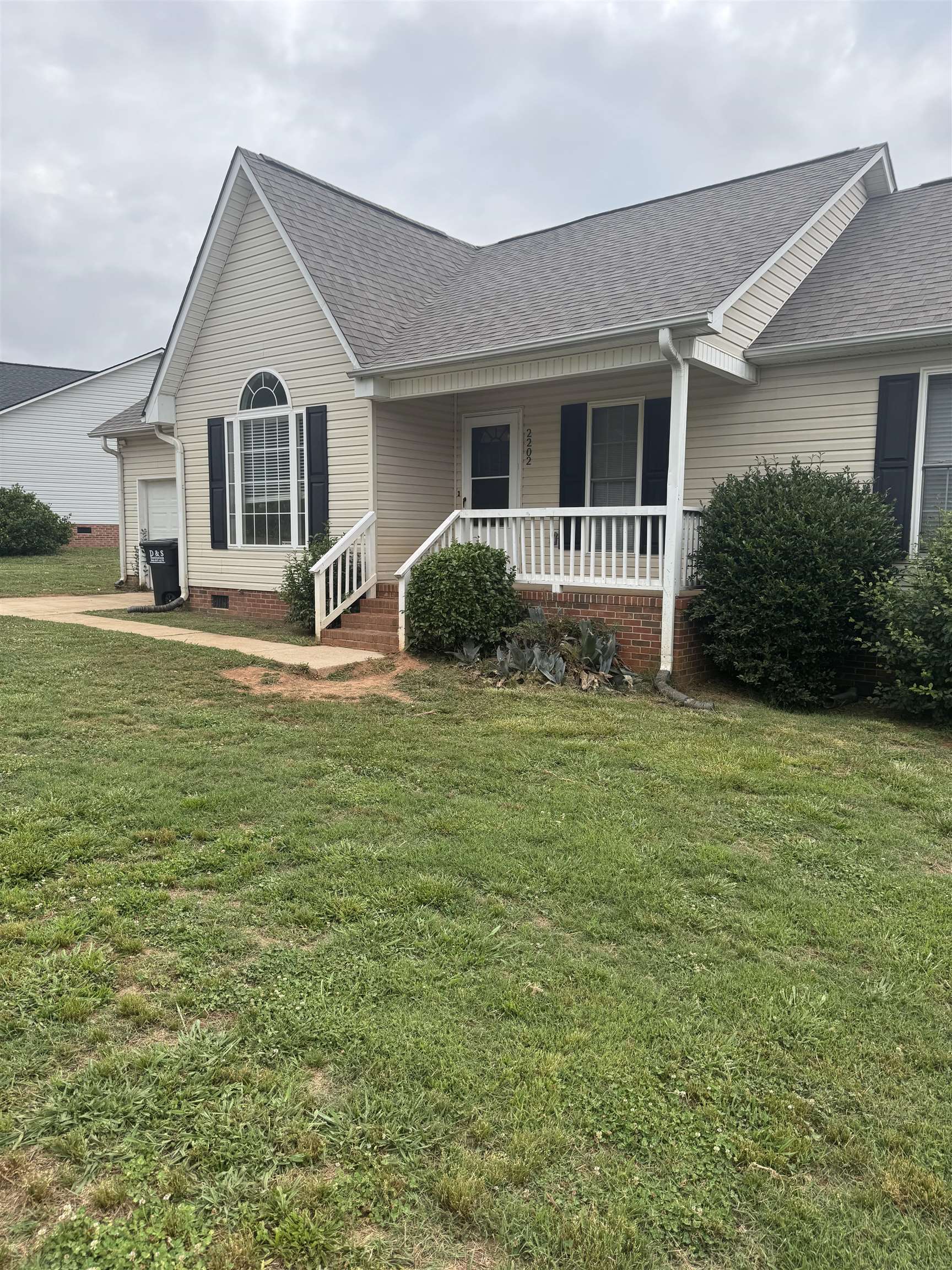 2202 Rolling Green Rd Property Photo 2