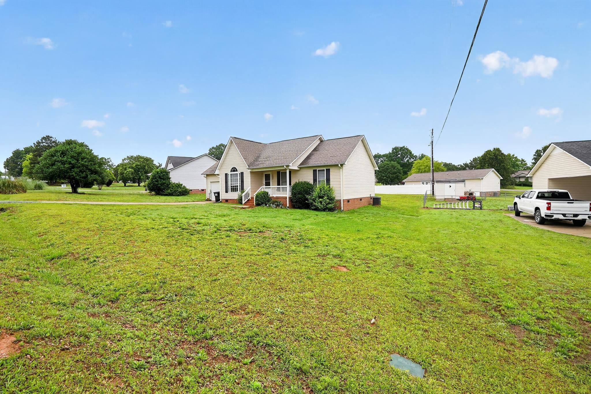 2202 Rolling Green Rd Property Photo 3