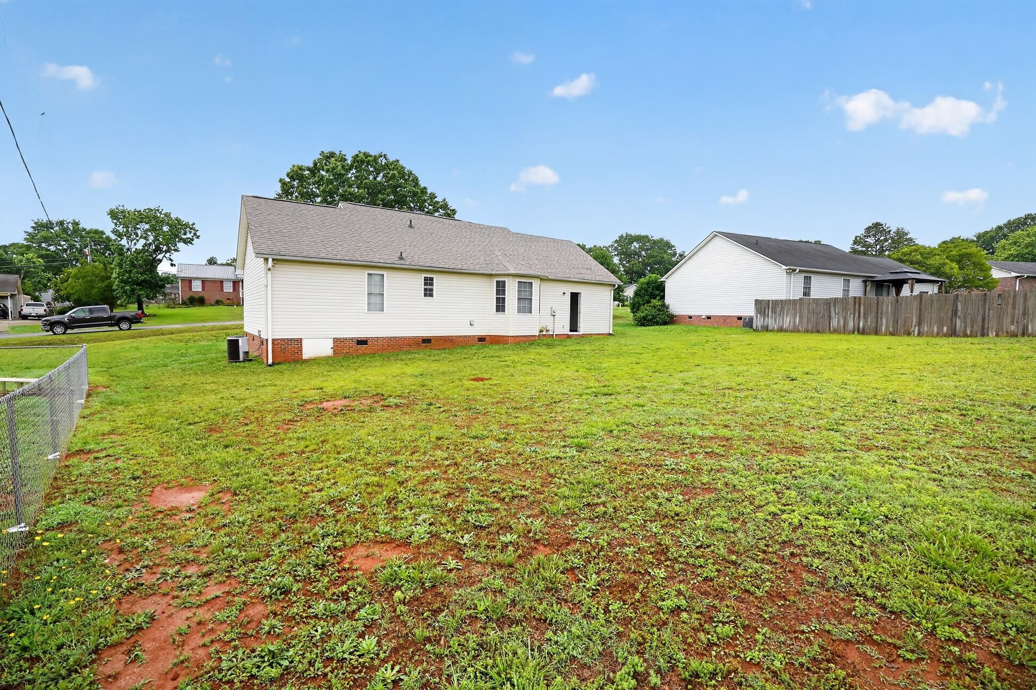 2202 Rolling Green Rd Property Photo 4
