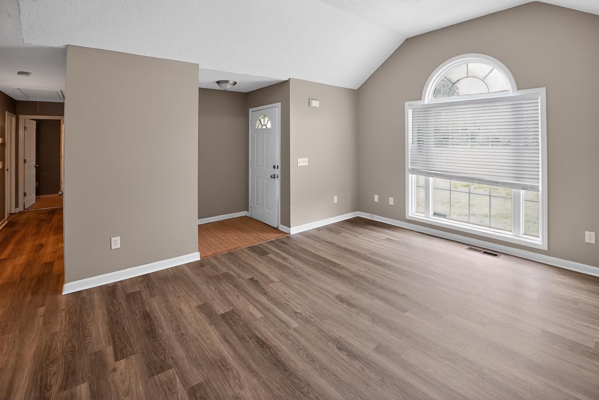 2202 Rolling Green Rd Property Photo 6