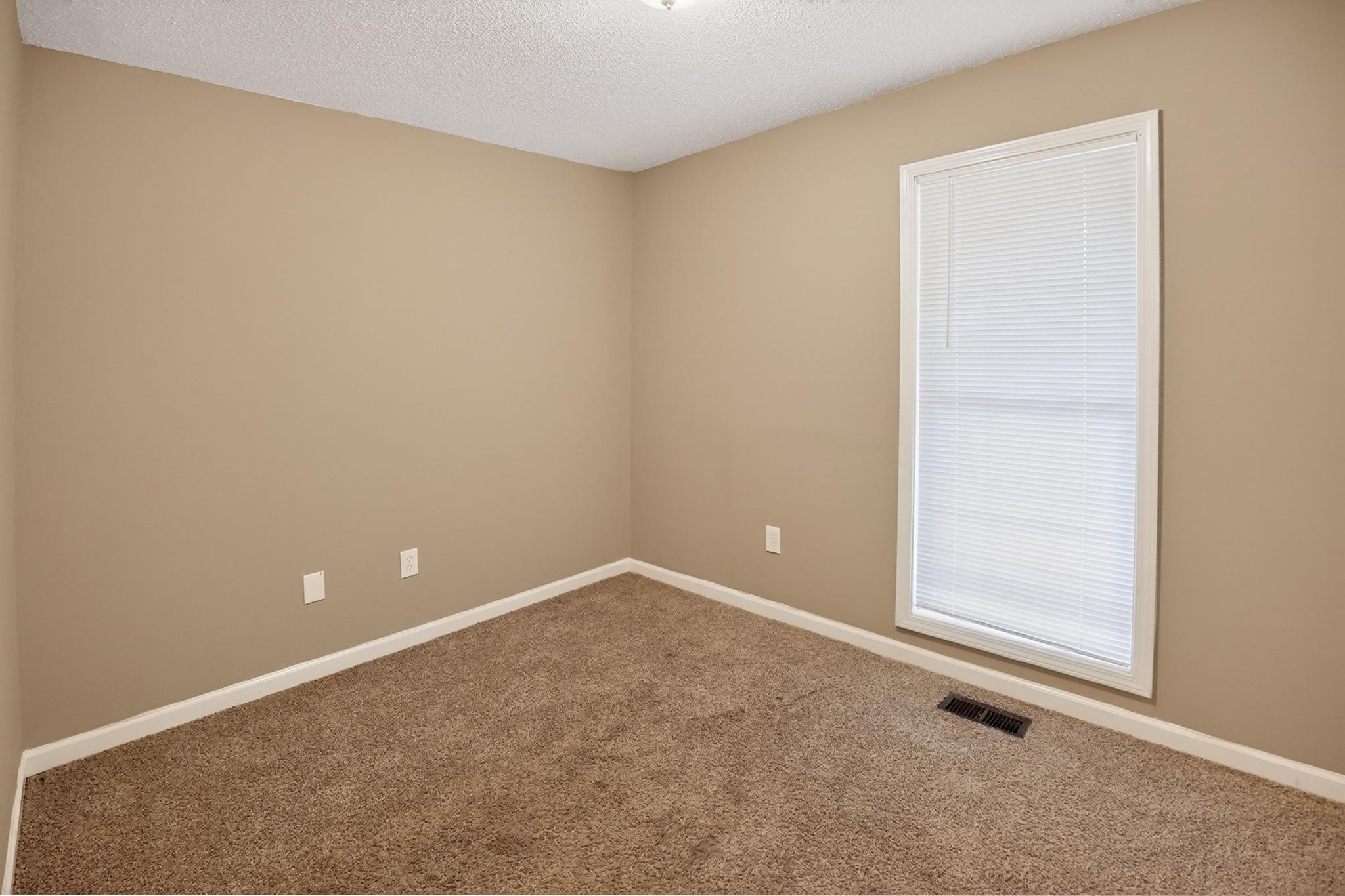 2202 Rolling Green Rd Property Photo 11