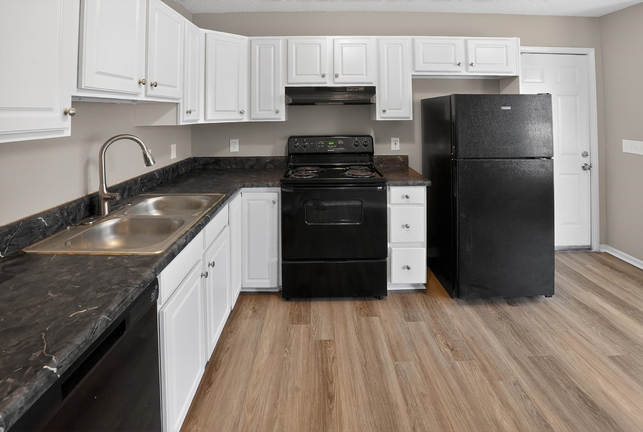 2202 Rolling Green Rd Property Photo 14
