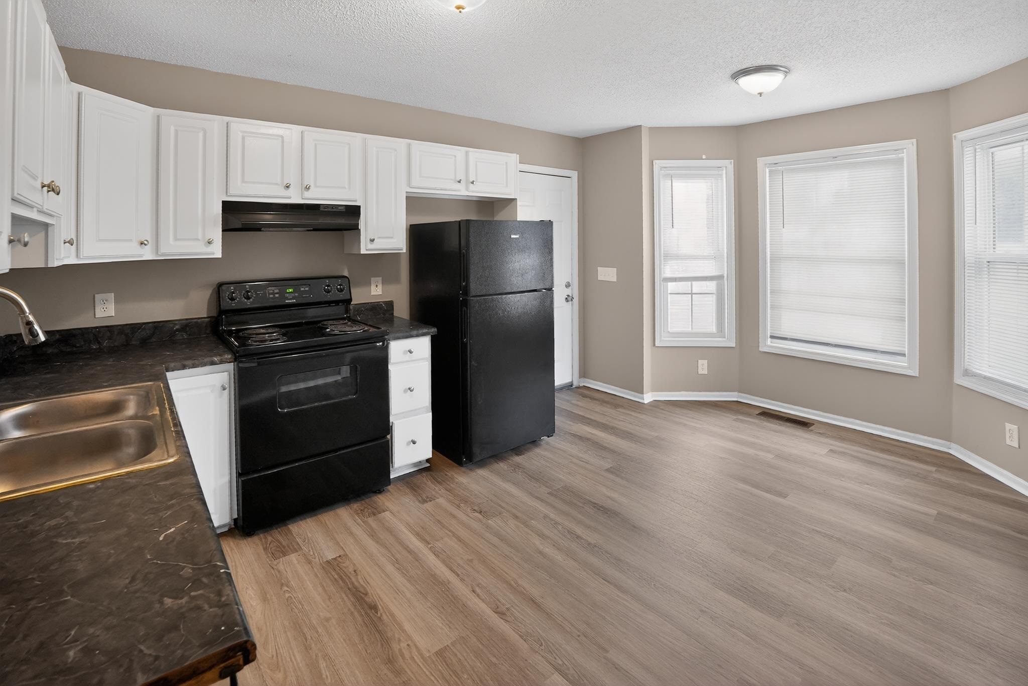 2202 Rolling Green Rd Property Photo 15
