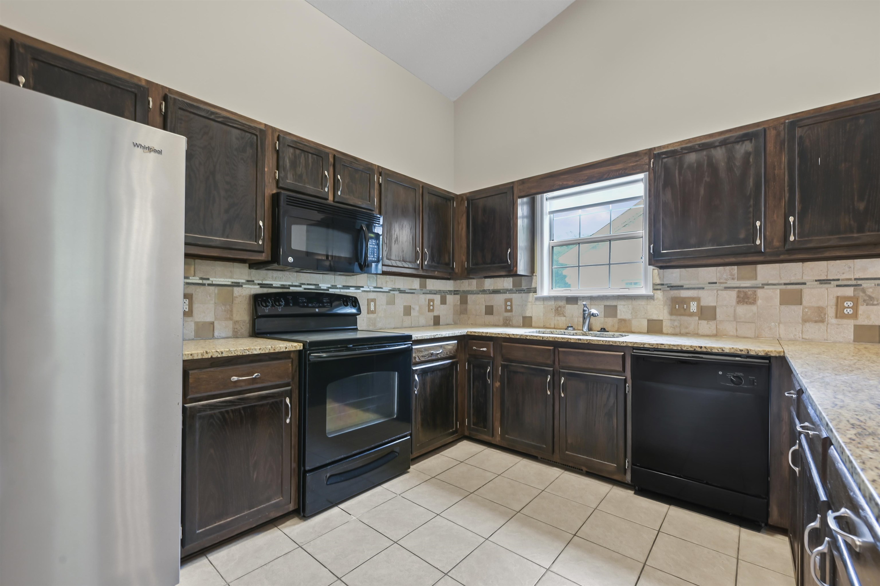 961 Castlewood Dr. Property Photo 2