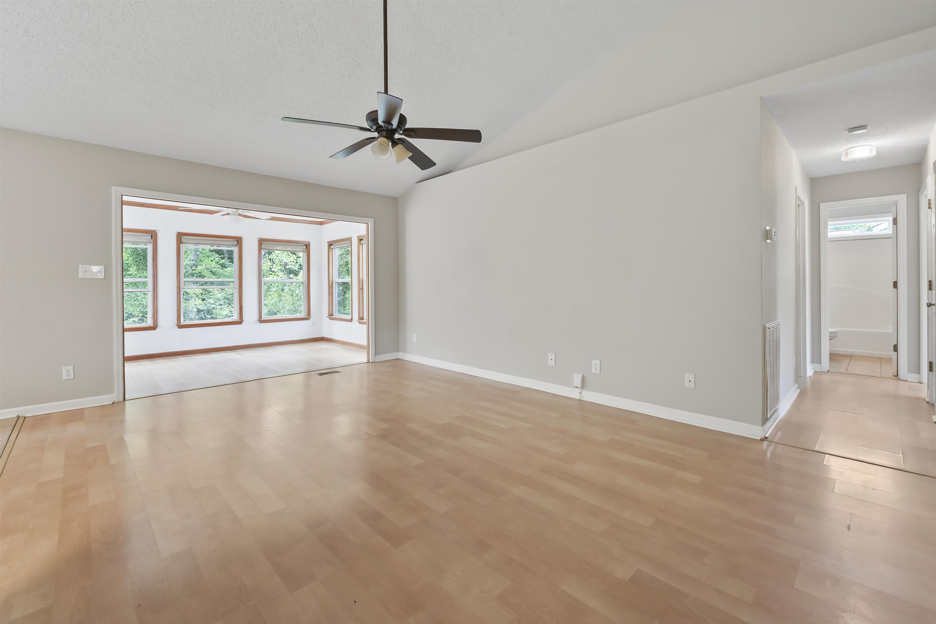 961 Castlewood Dr. Property Photo 3
