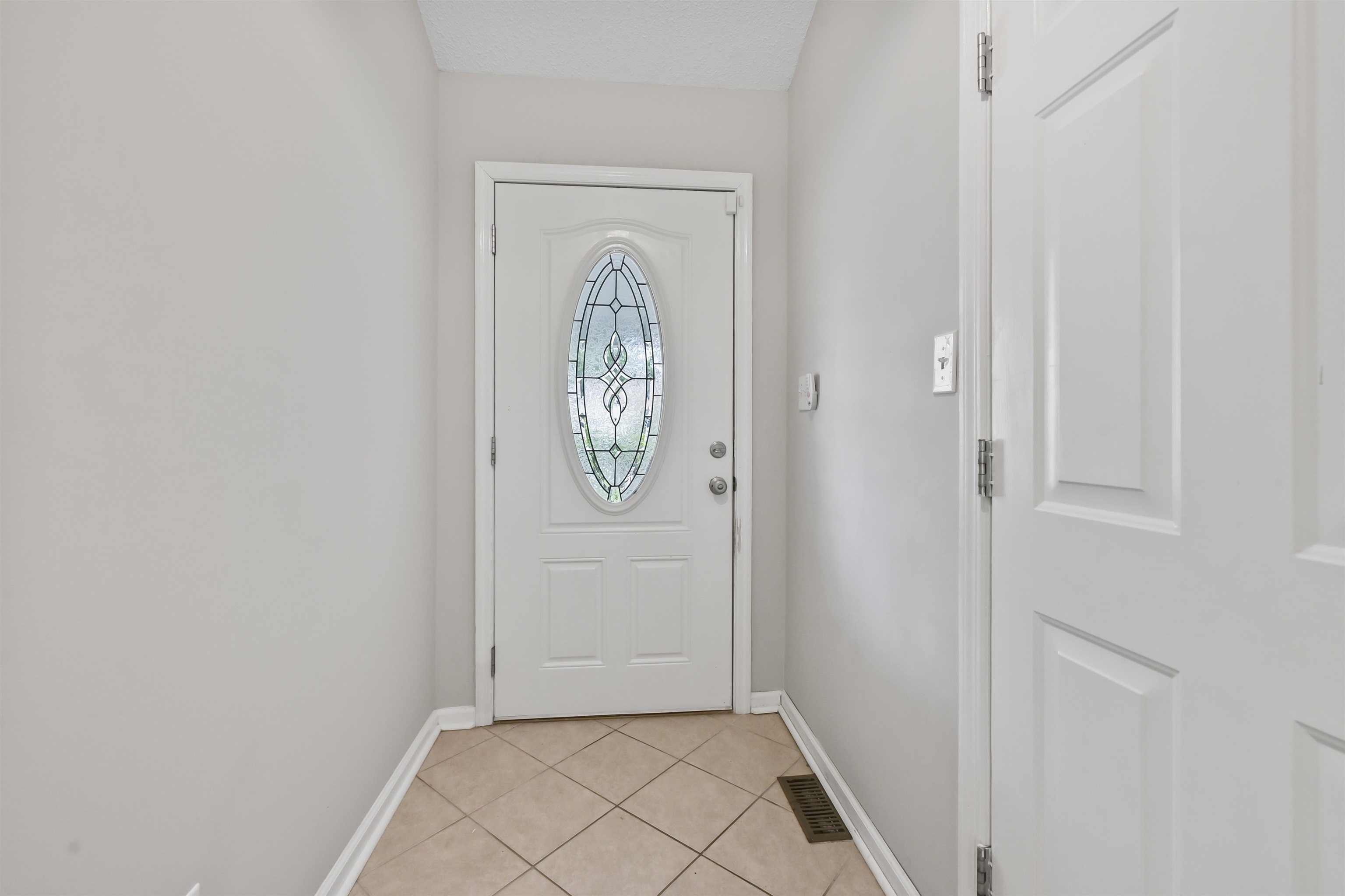 961 Castlewood Dr. Property Photo 4