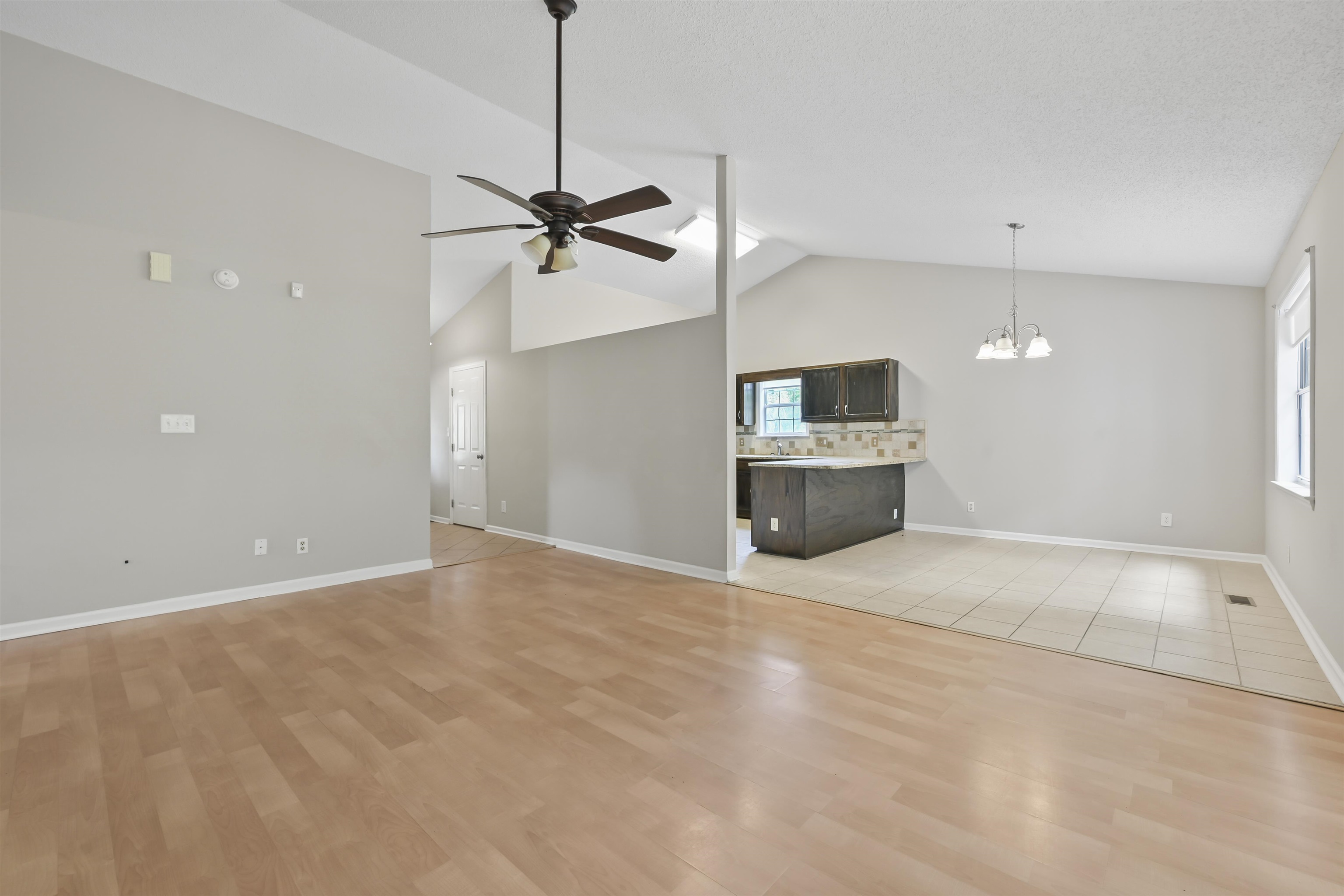 961 Castlewood Dr. Property Photo 6