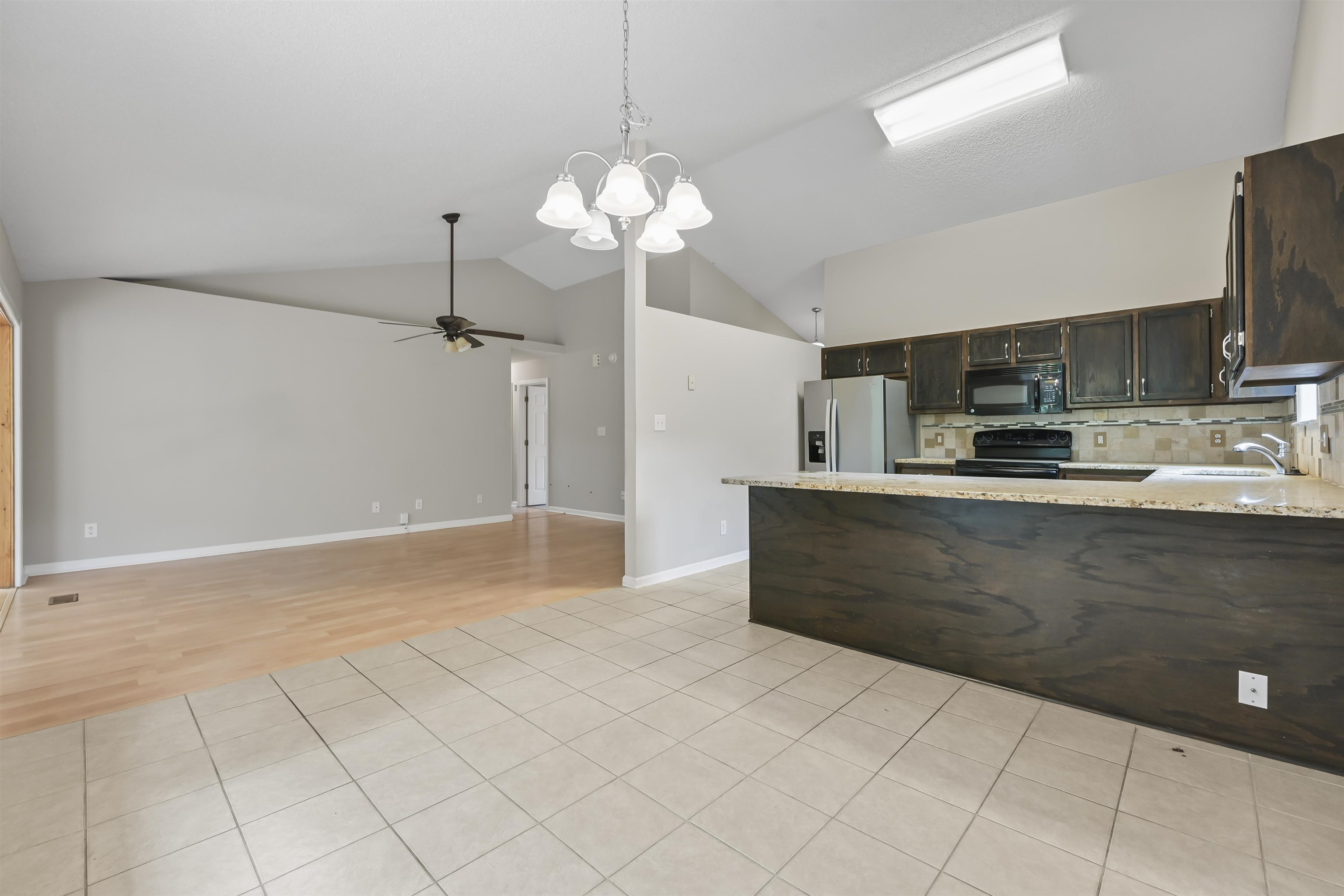 961 Castlewood Dr. Property Photo 7