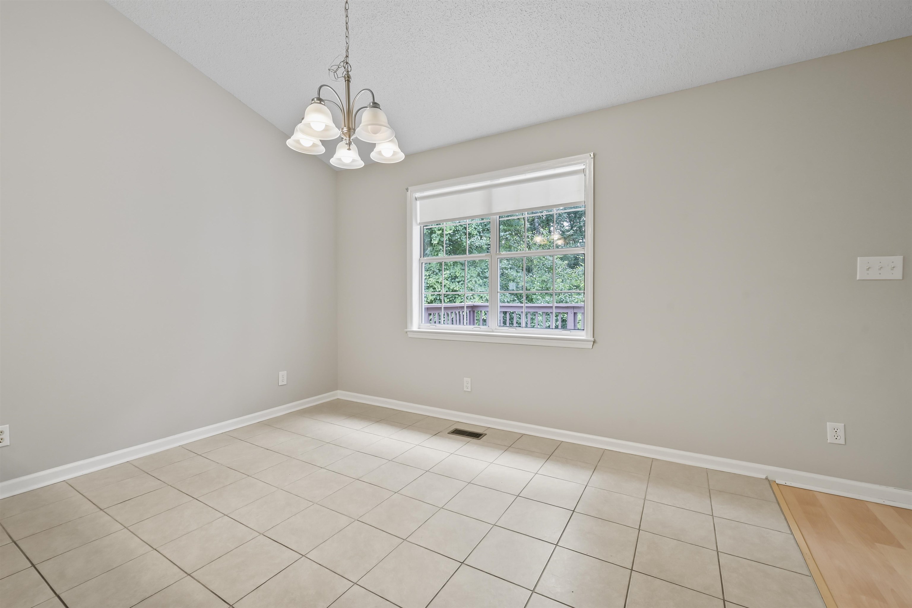 961 Castlewood Dr. Property Photo 8