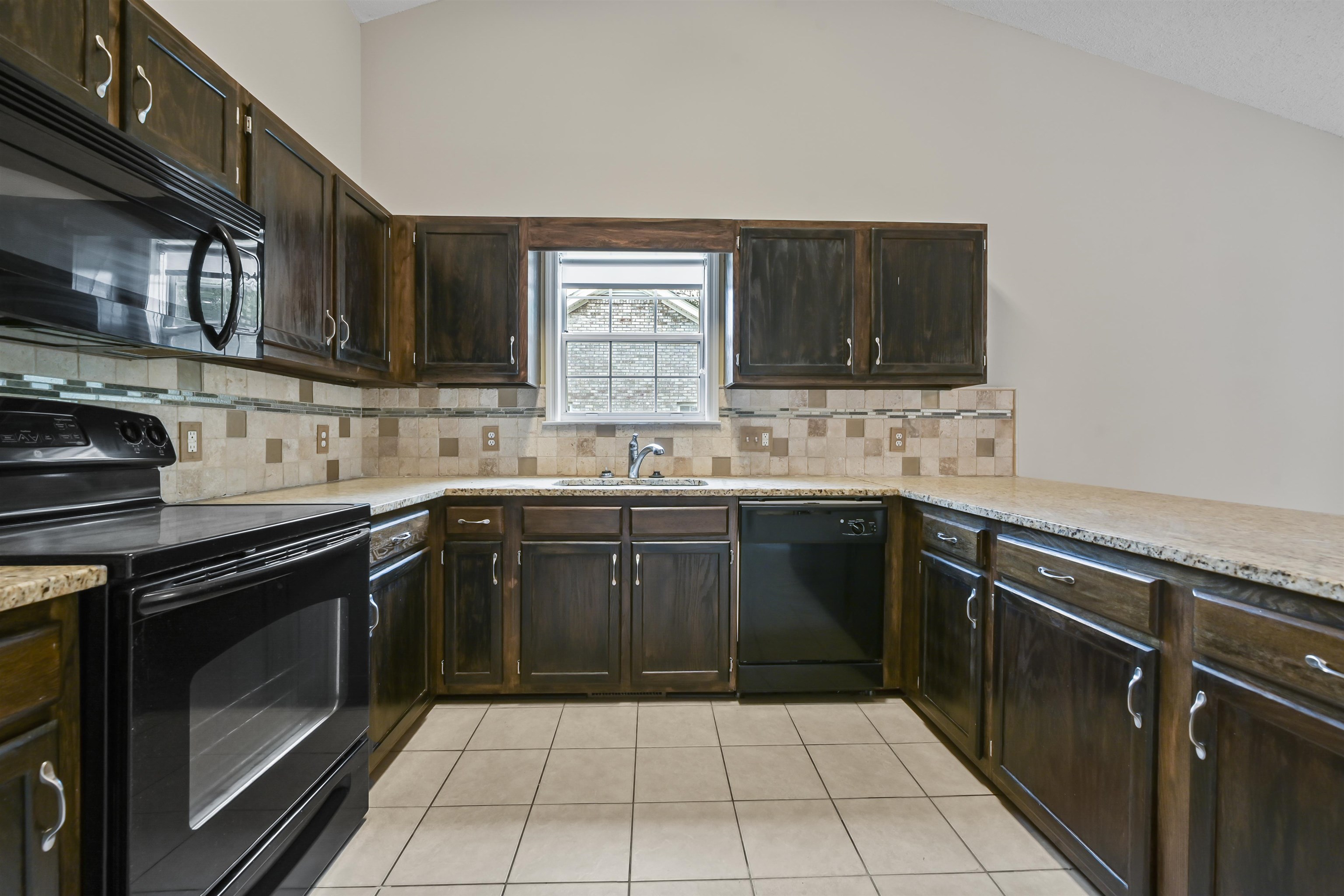 961 Castlewood Dr. Property Photo 10