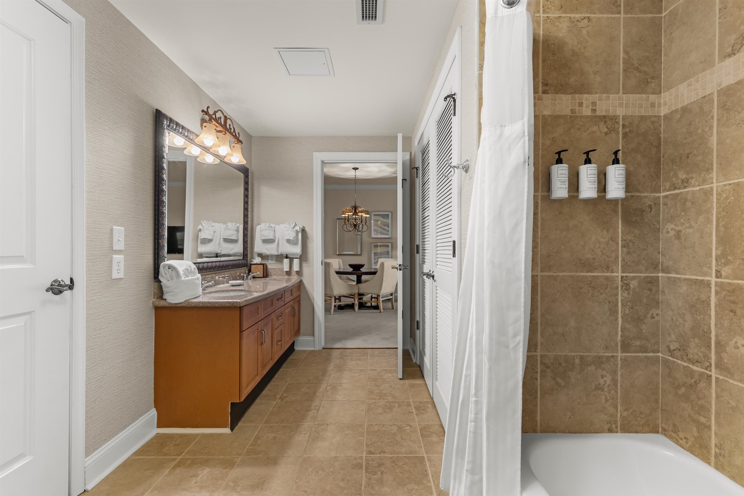 8121 Amalfi Pl. Property Photo 17