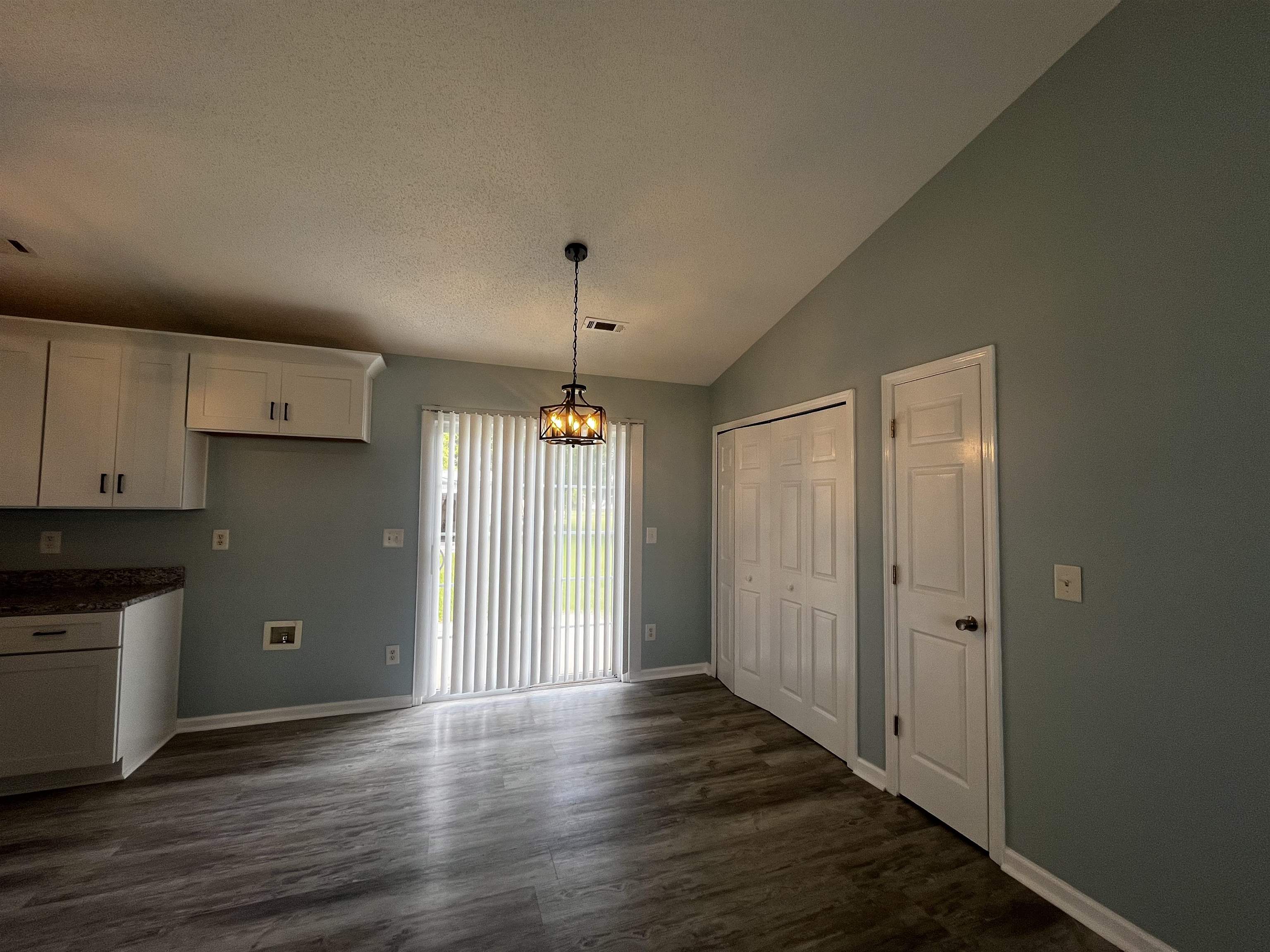 1204 Midvale Dr. Property Photo 8