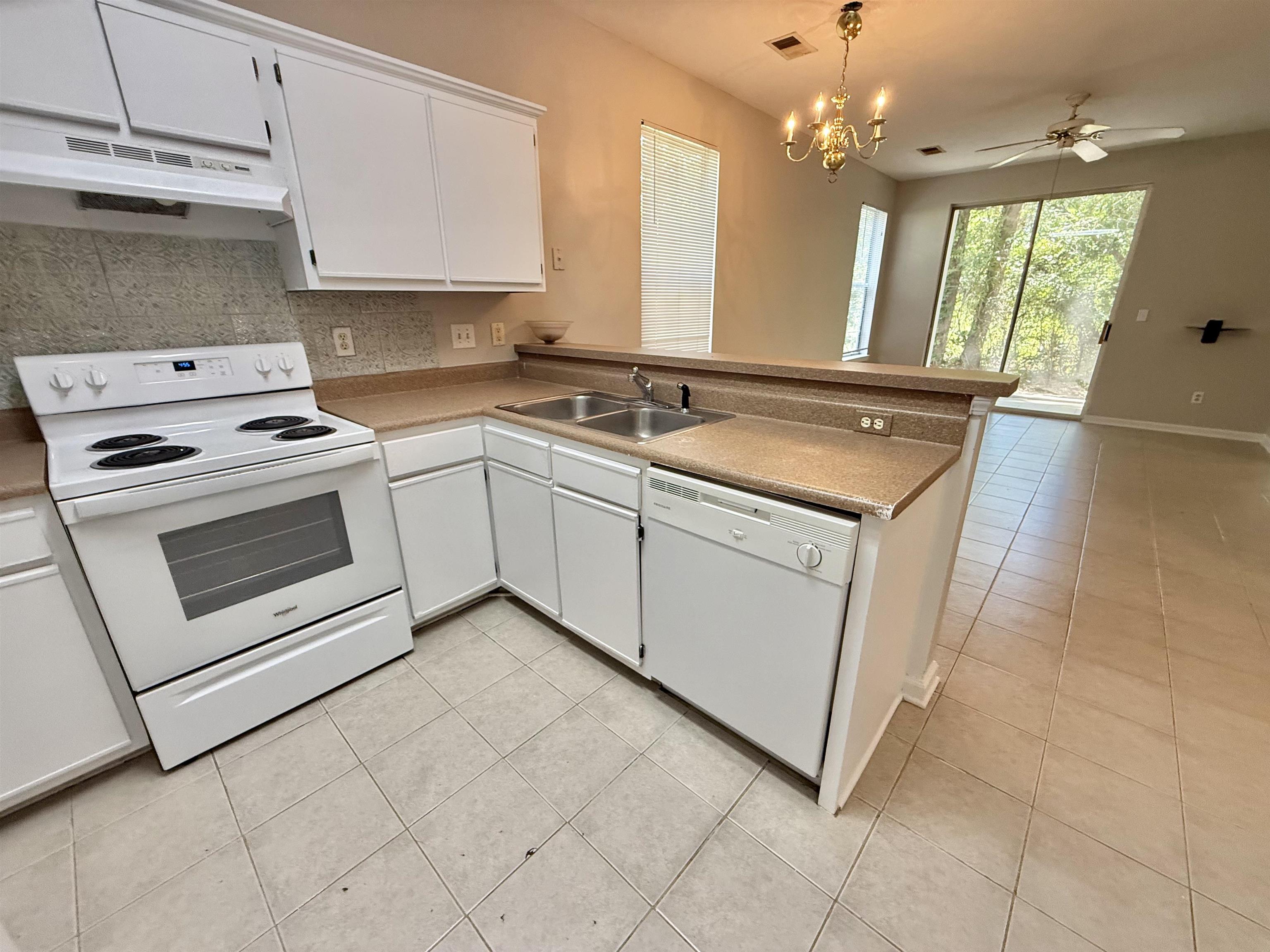 492 River Oaks Dr. Property Photo 4