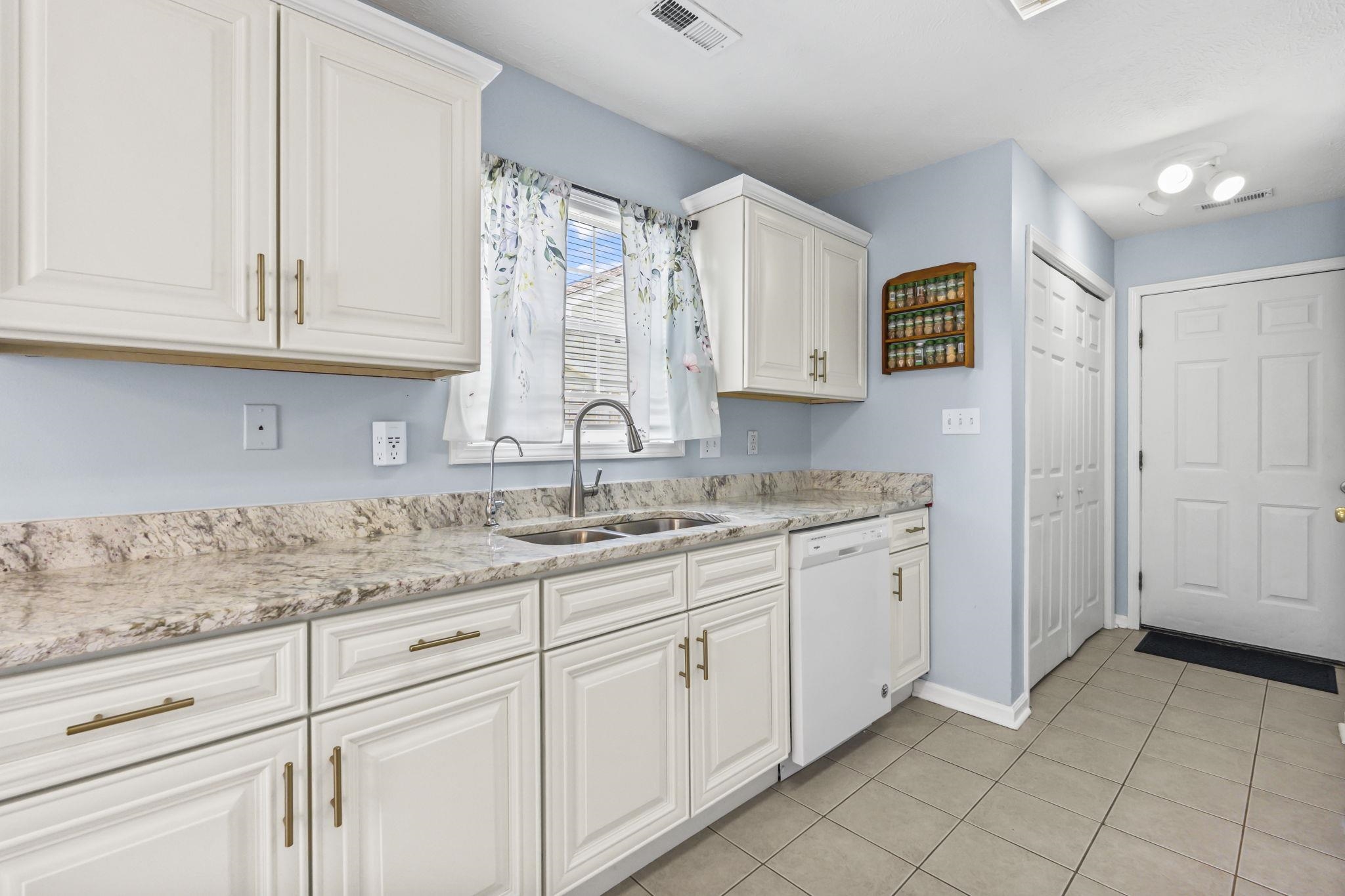 1004 Autumn Dr. Property Photo 5