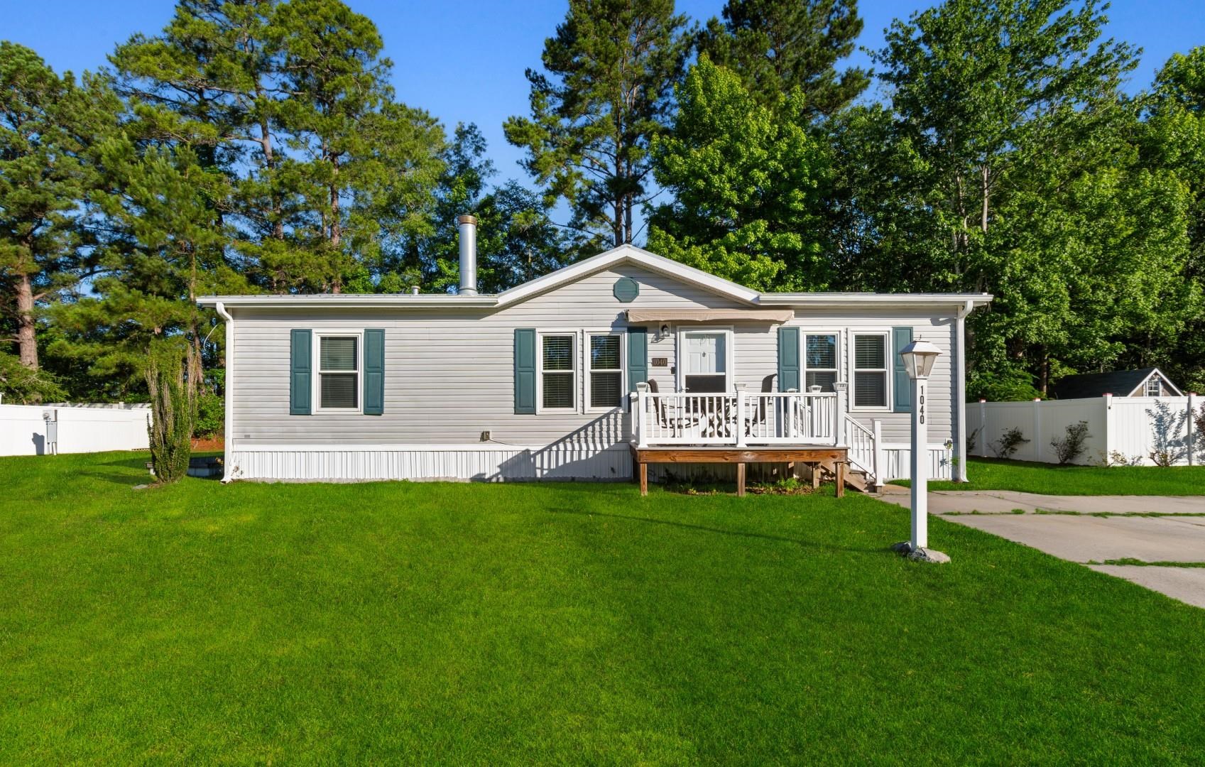 1040 Palm Dr. Property Photo 1