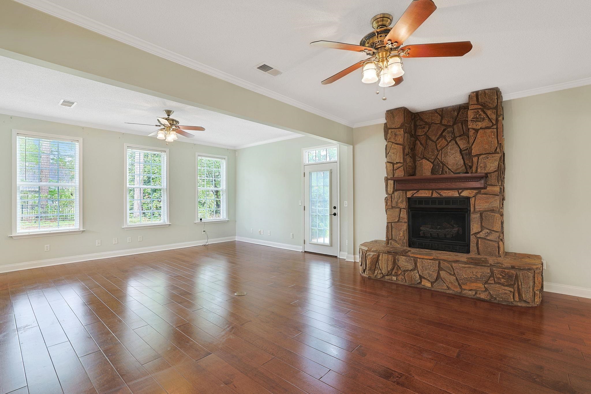 4918 Westwind Dr. Property Photo 4