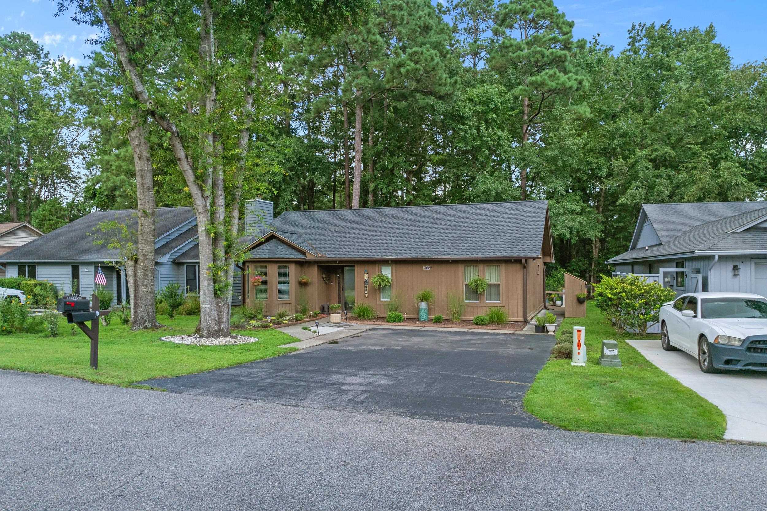 105 Hickory Dr. Property Photo 2