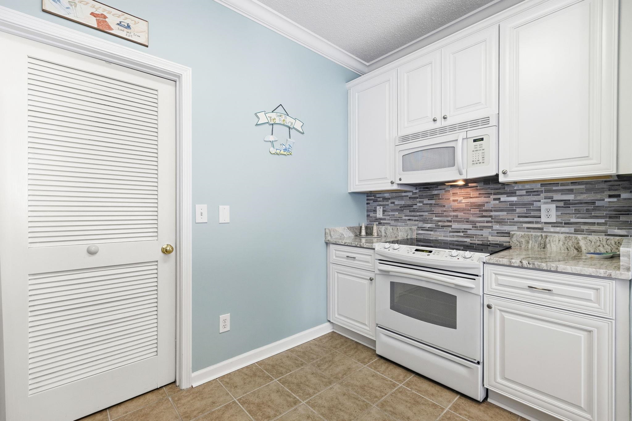 5882 Longwood Dr. Property Photo 9
