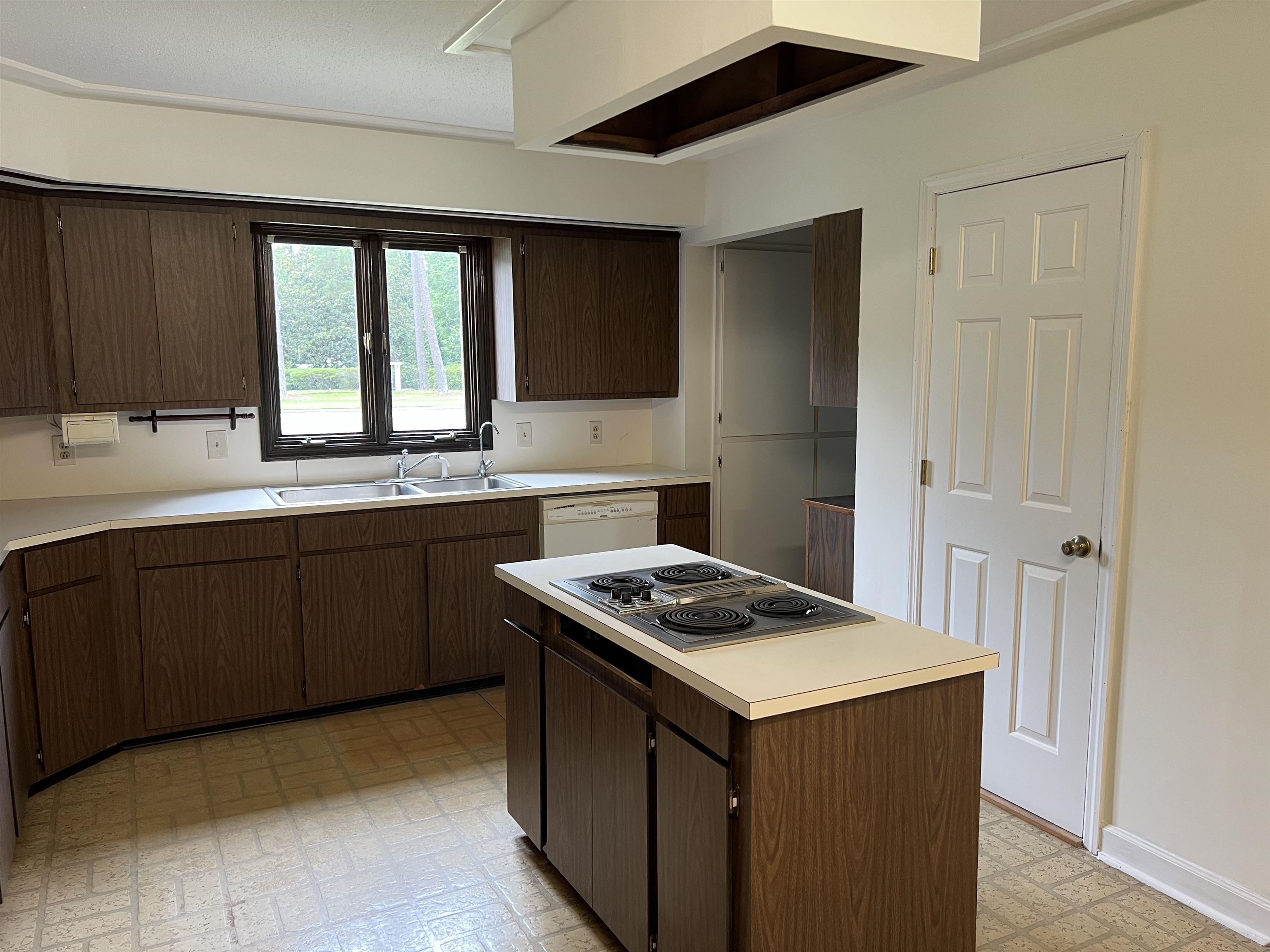 5619 Main St. Property Photo 31