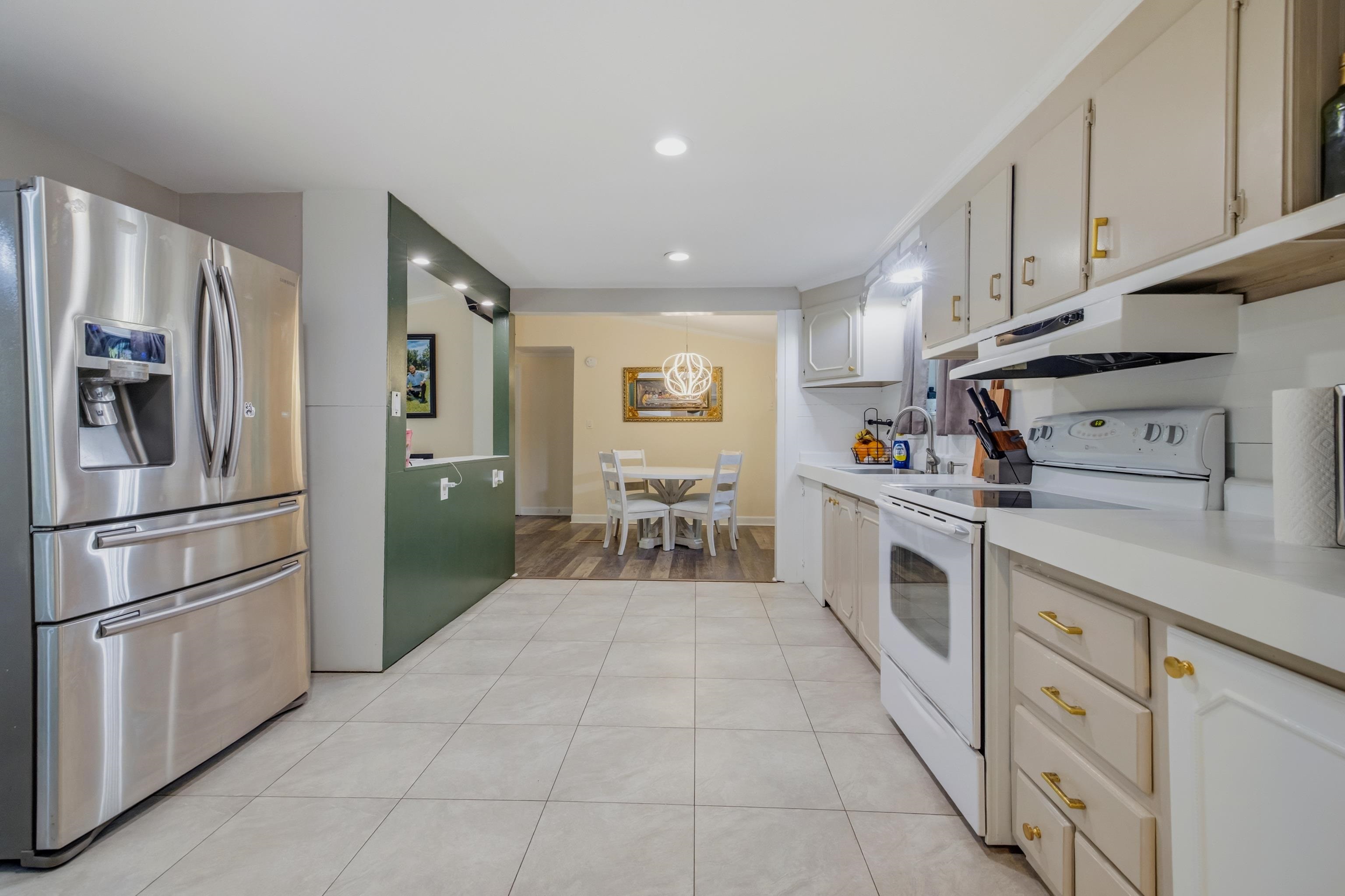 391 Di-cindy Ln. Property Photo 24
